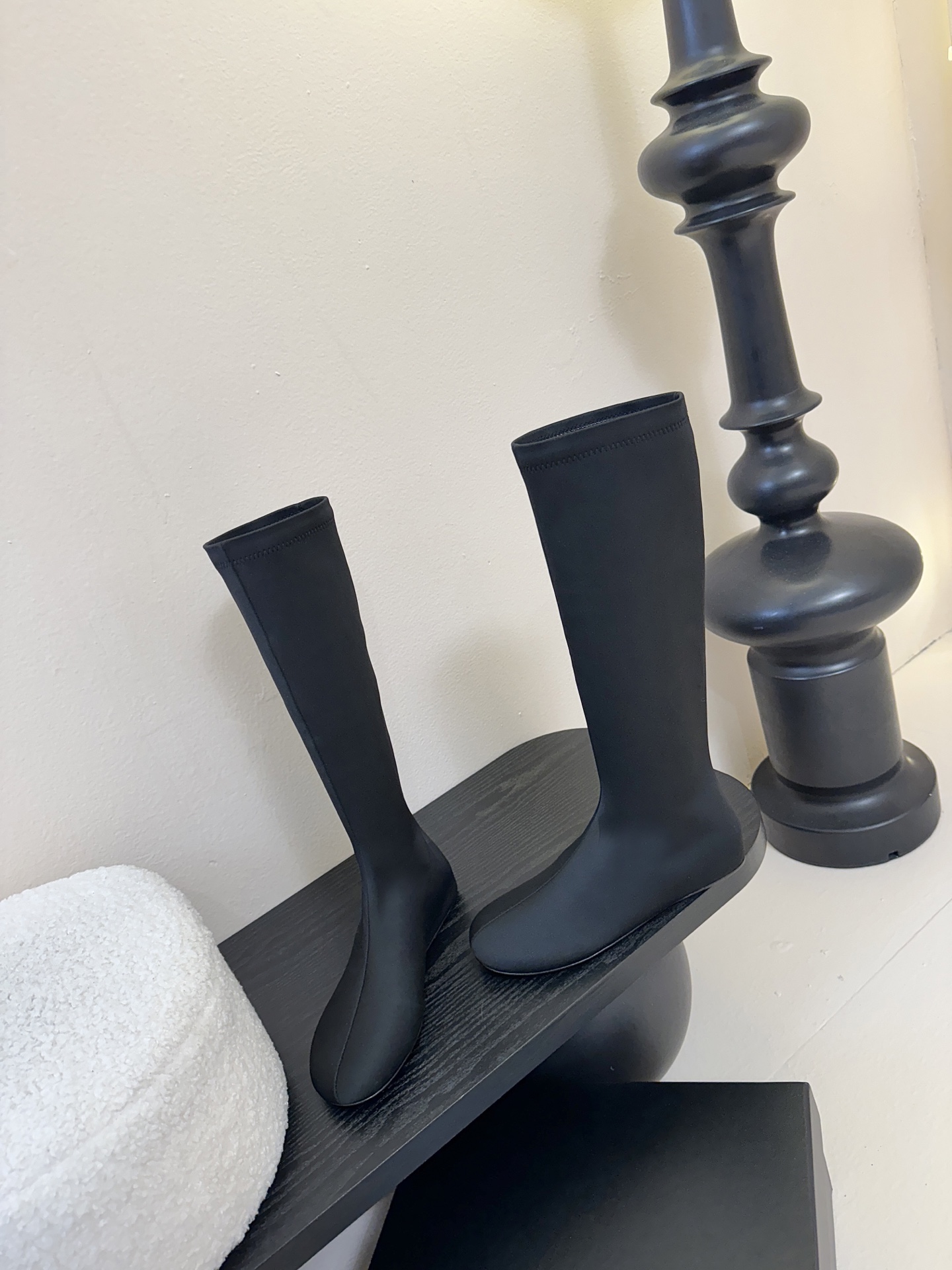 Carven（卡纷）作为一个具有法式优雅风格的品牌，其女士弹力靴通常融合了时尚设计与实用功能。 - 采用