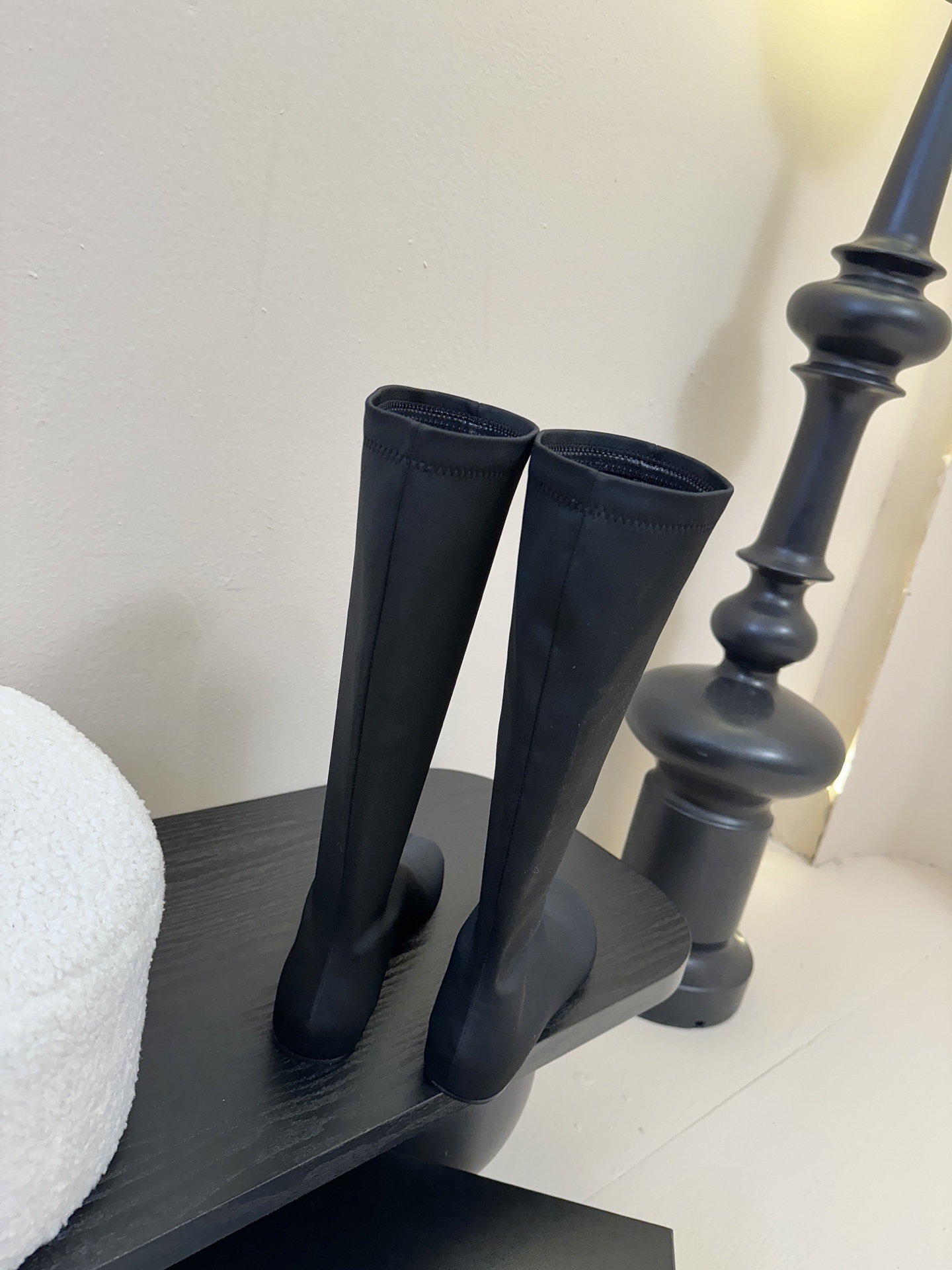 Carven（卡纷）作为一个具有法式优雅风格的品牌，其女士弹力靴通常融合了时尚设计与实用功能。 - 采用