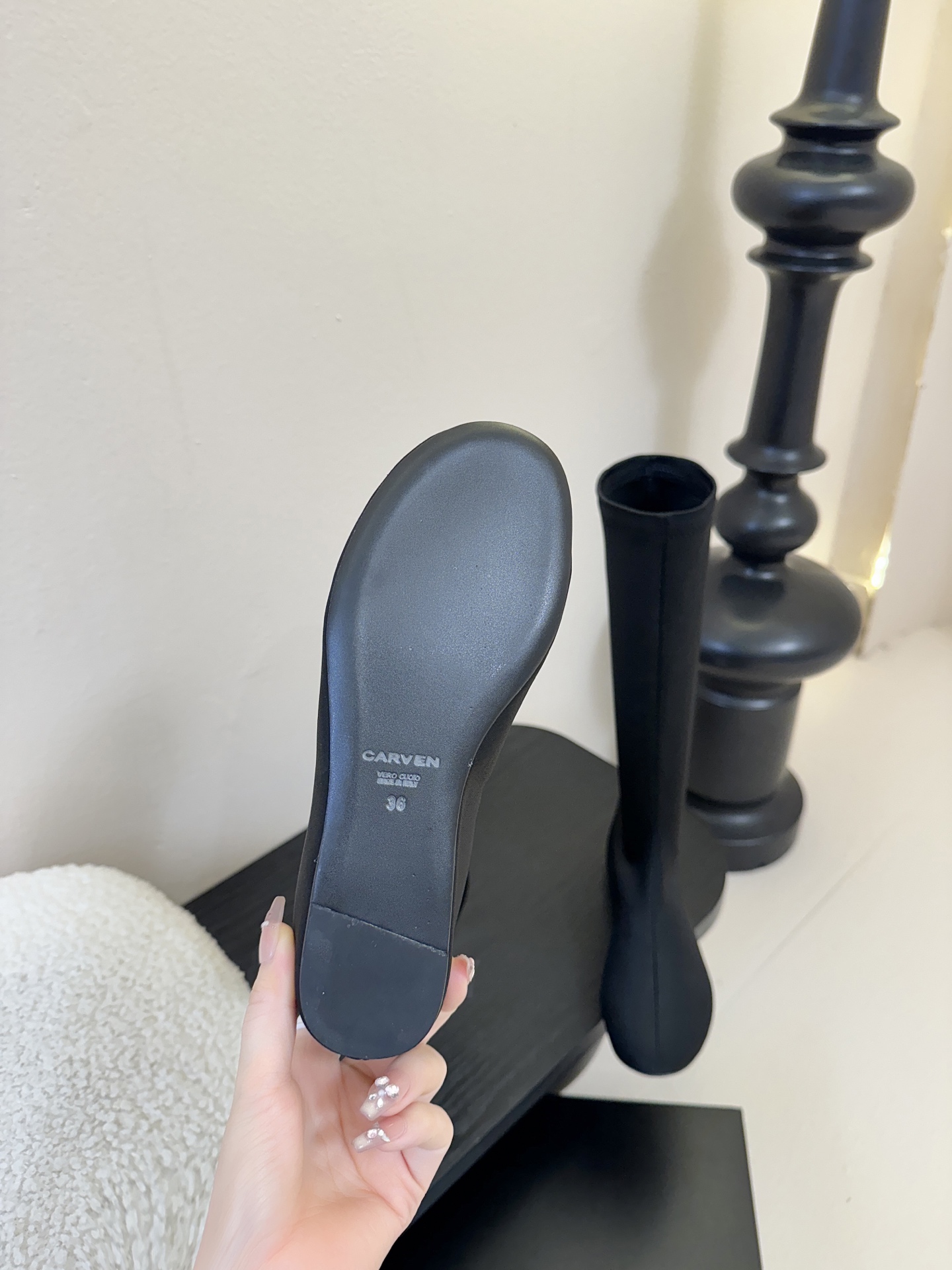 Carven（卡纷）作为一个具有法式优雅风格的品牌，其女士弹力靴通常融合了时尚设计与实用功能。 - 采用