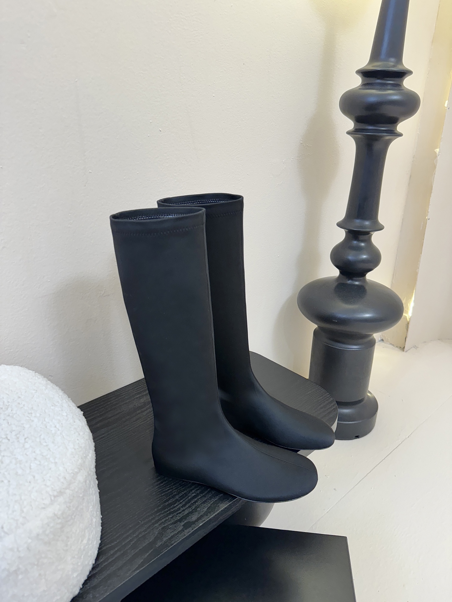 Carven（卡纷）作为一个具有法式优雅风格的品牌，其女士弹力靴通常融合了时尚设计与实用功能。 - 采用