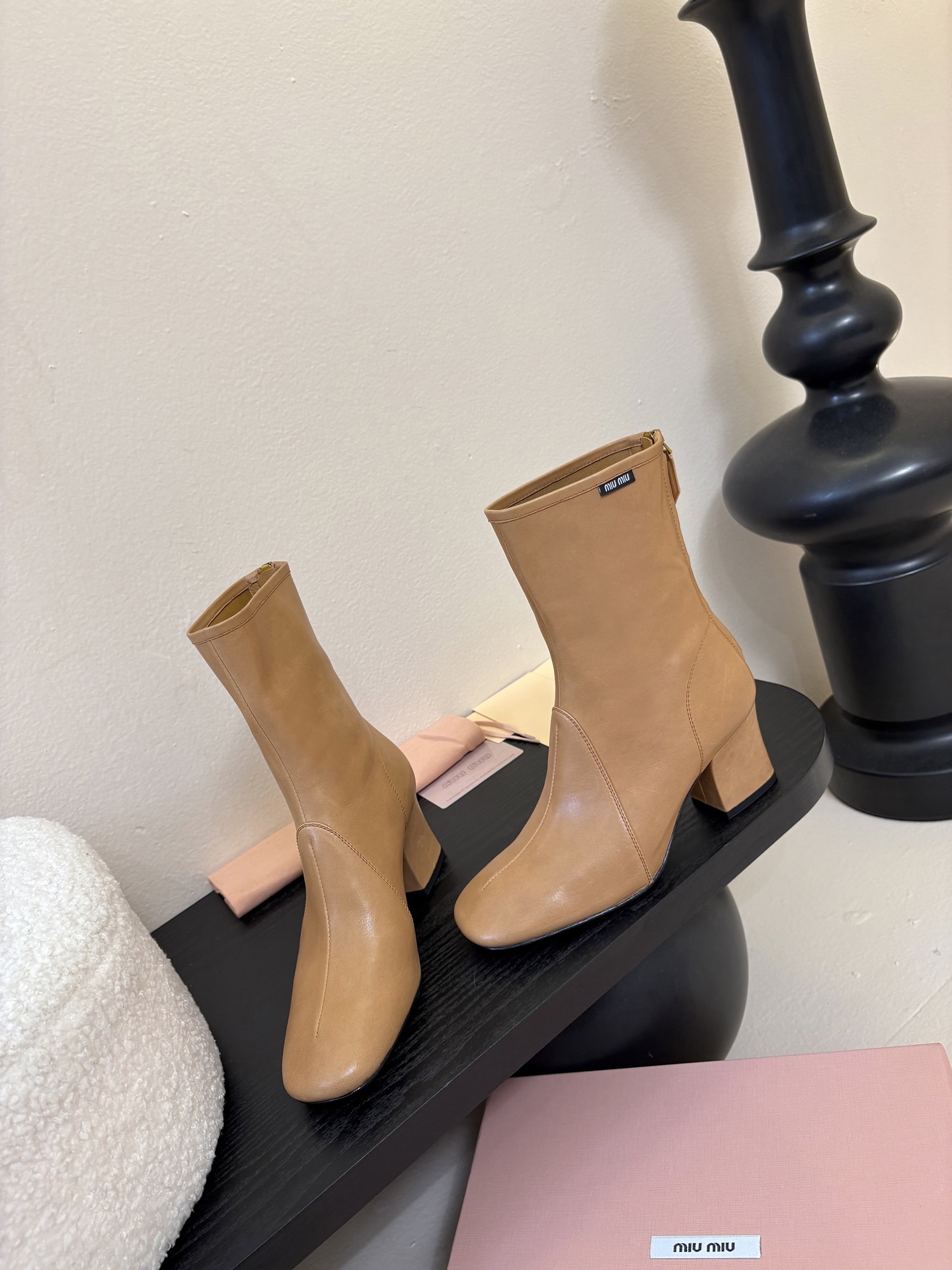 代购级Miu miu 25ss 弹力 短靴 秋冬走秀新款短靴！今年最值得入手的靴子 没有之一！超多网红明