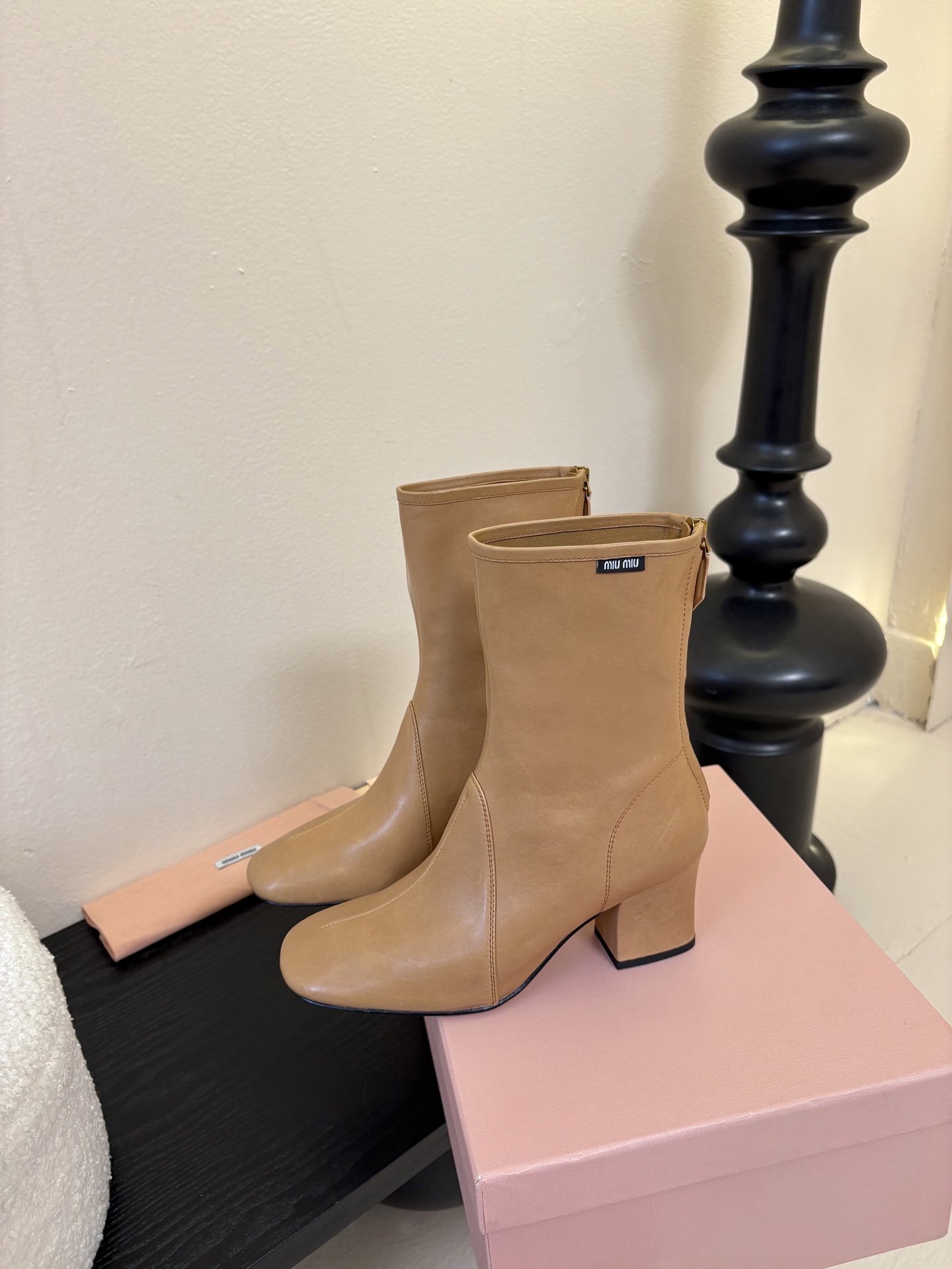 代购级Miu miu 25ss 弹力 短靴 秋冬走秀新款短靴！今年最值得入手的靴子 没有之一！超多网红明