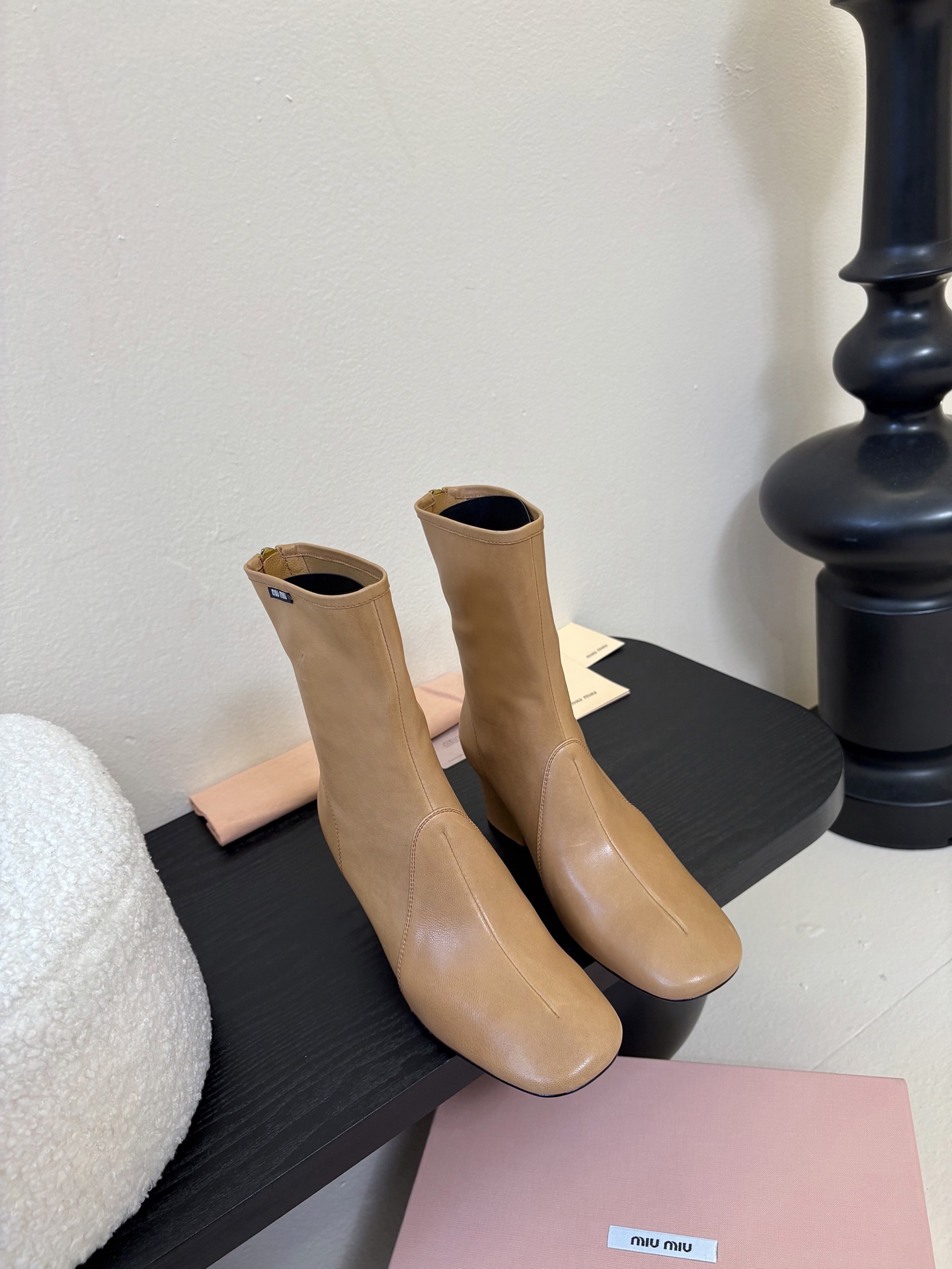 代购级Miu miu 25ss 弹力 短靴 秋冬走秀新款短靴！今年最值得入手的靴子 没有之一！超多网红明