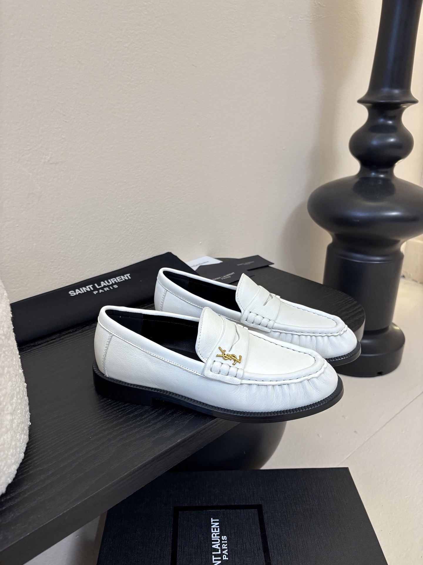 增加新颜色Saint Laurent圣罗兰经典乐福小皮鞋、超级超级无敌火爆的一个款这款我们家每个版面的五