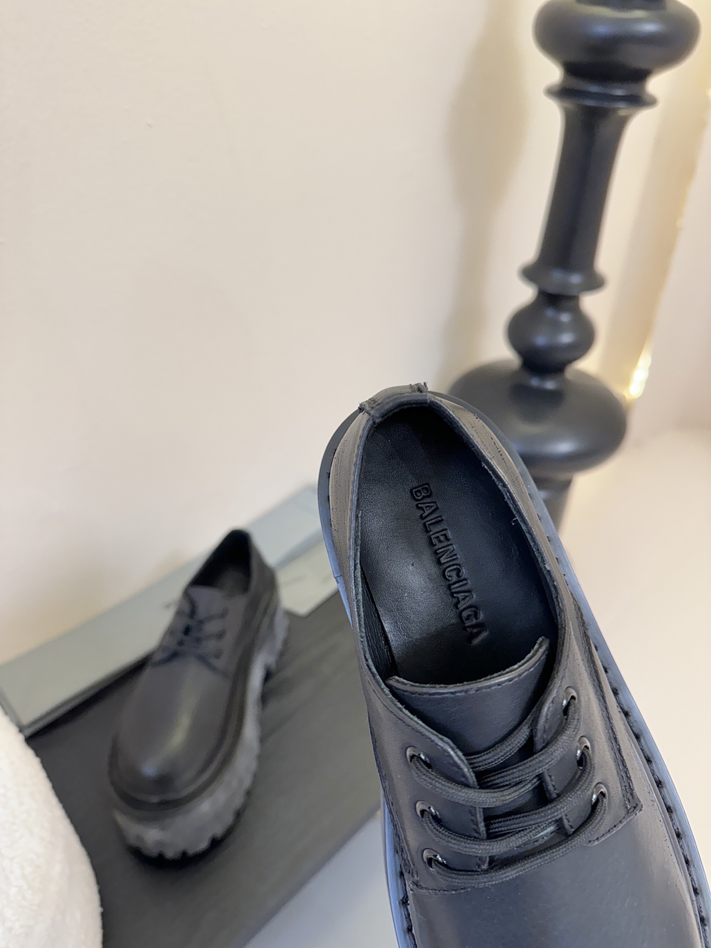 BALENCIAGA巴黎世家25新品 STRIKE女士厚底短靴 雾化做旧效果短靴 鞋跟后饰以BB标识压纹