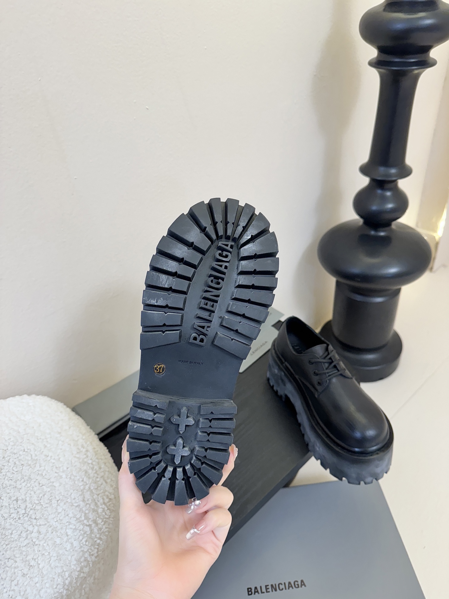 BALENCIAGA巴黎世家25新品 STRIKE女士厚底短靴 雾化做旧效果短靴 鞋跟后饰以BB标识压纹