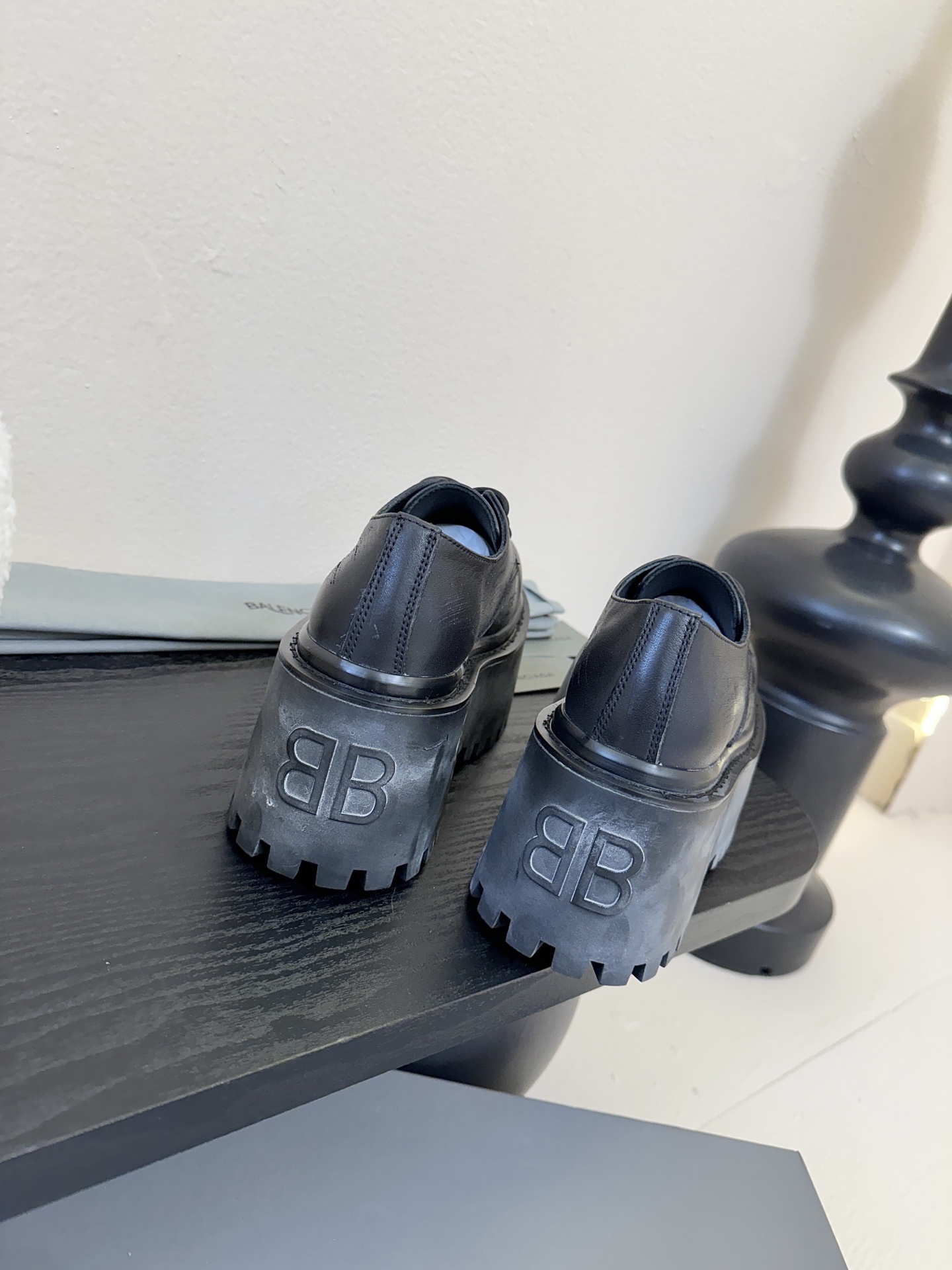 BALENCIAGA巴黎世家25新品 STRIKE女士厚底短靴 雾化做旧效果短靴 鞋跟后饰以BB标识压纹