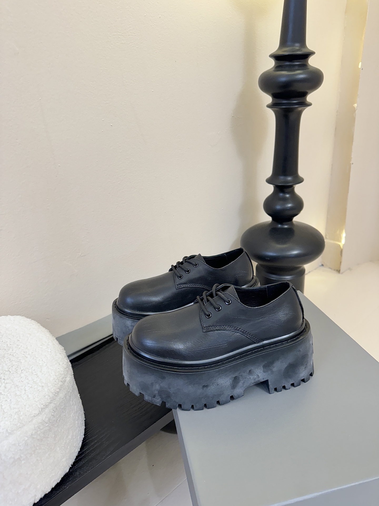 BALENCIAGA巴黎世家25新品 STRIKE女士厚底短靴 雾化做旧效果短靴 鞋跟后饰以BB标识压纹