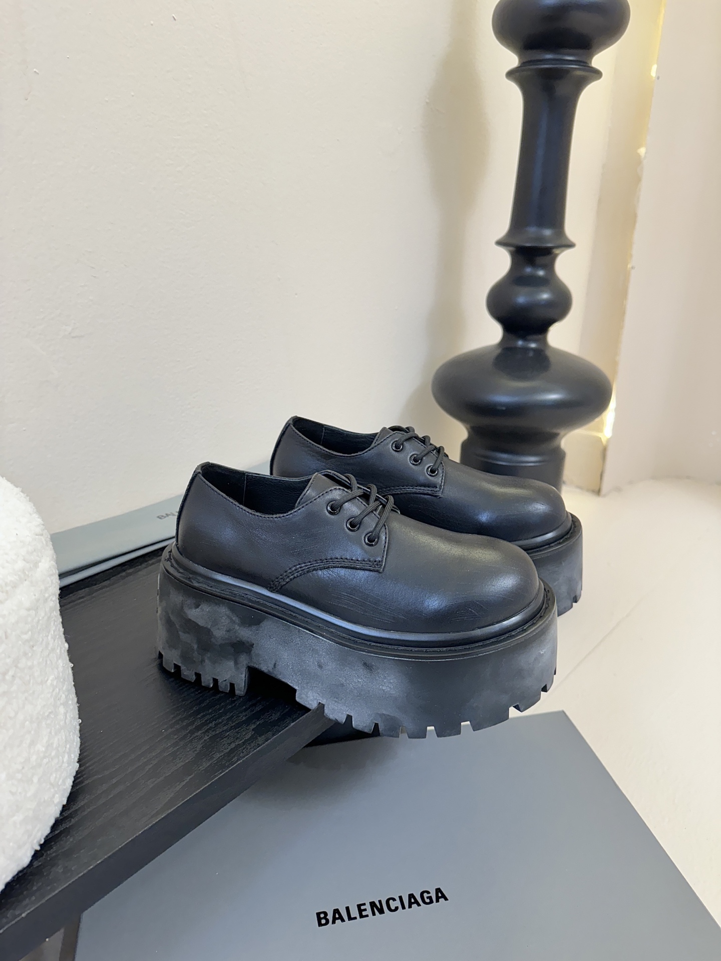 BALENCIAGA巴黎世家25新品 STRIKE女士厚底短靴 雾化做旧效果短靴 鞋跟后饰以BB标识压纹