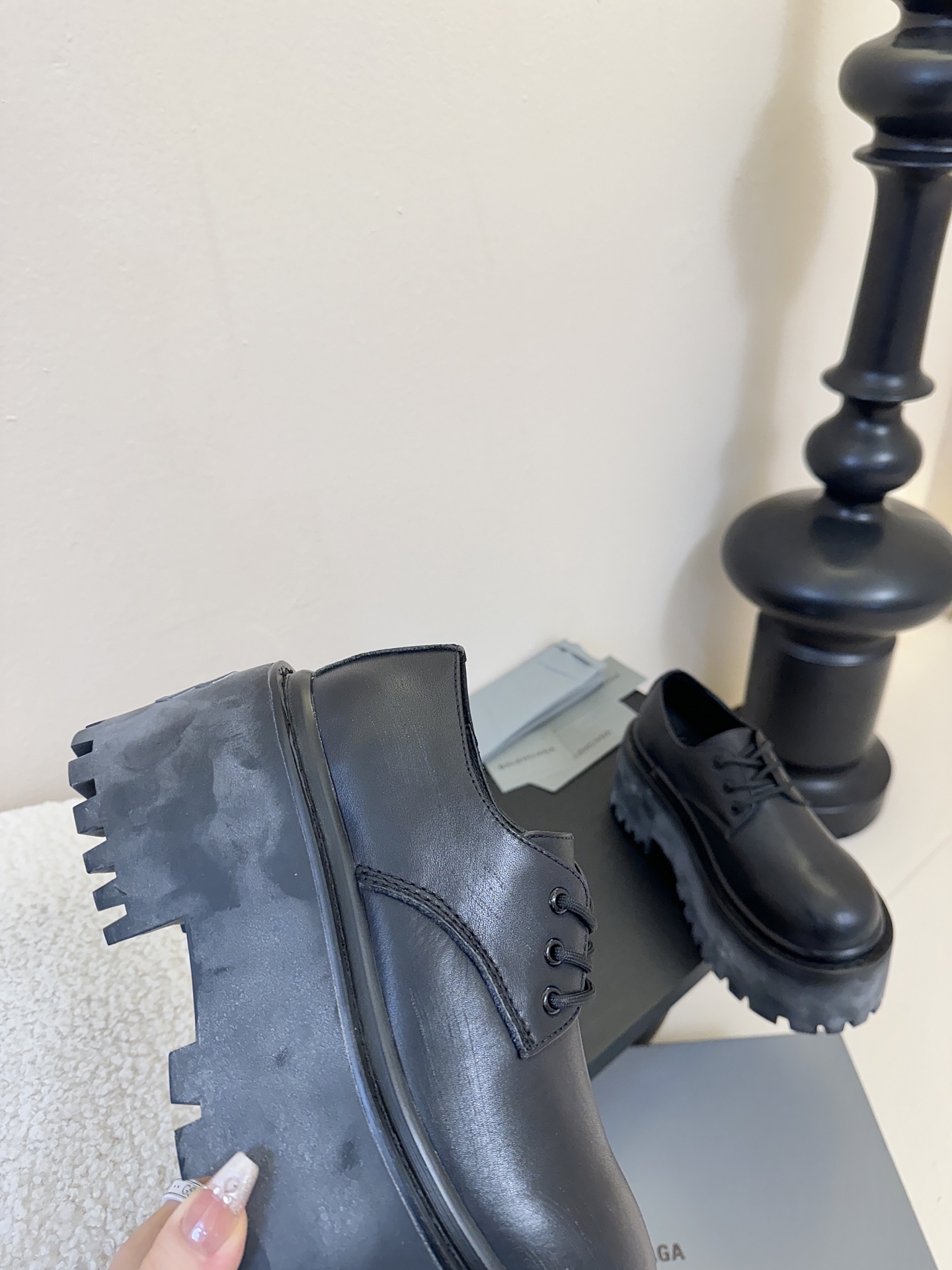 BALENCIAGA巴黎世家25新品 STRIKE女士厚底短靴 雾化做旧效果短靴 鞋跟后饰以BB标识压纹