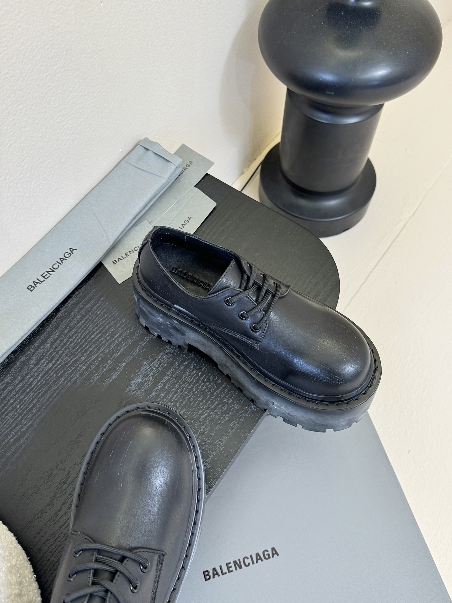 BALENCIAGA巴黎世家25新品 STRIKE女士厚底短靴 雾化做旧效果短靴 鞋跟后饰以BB标识压纹