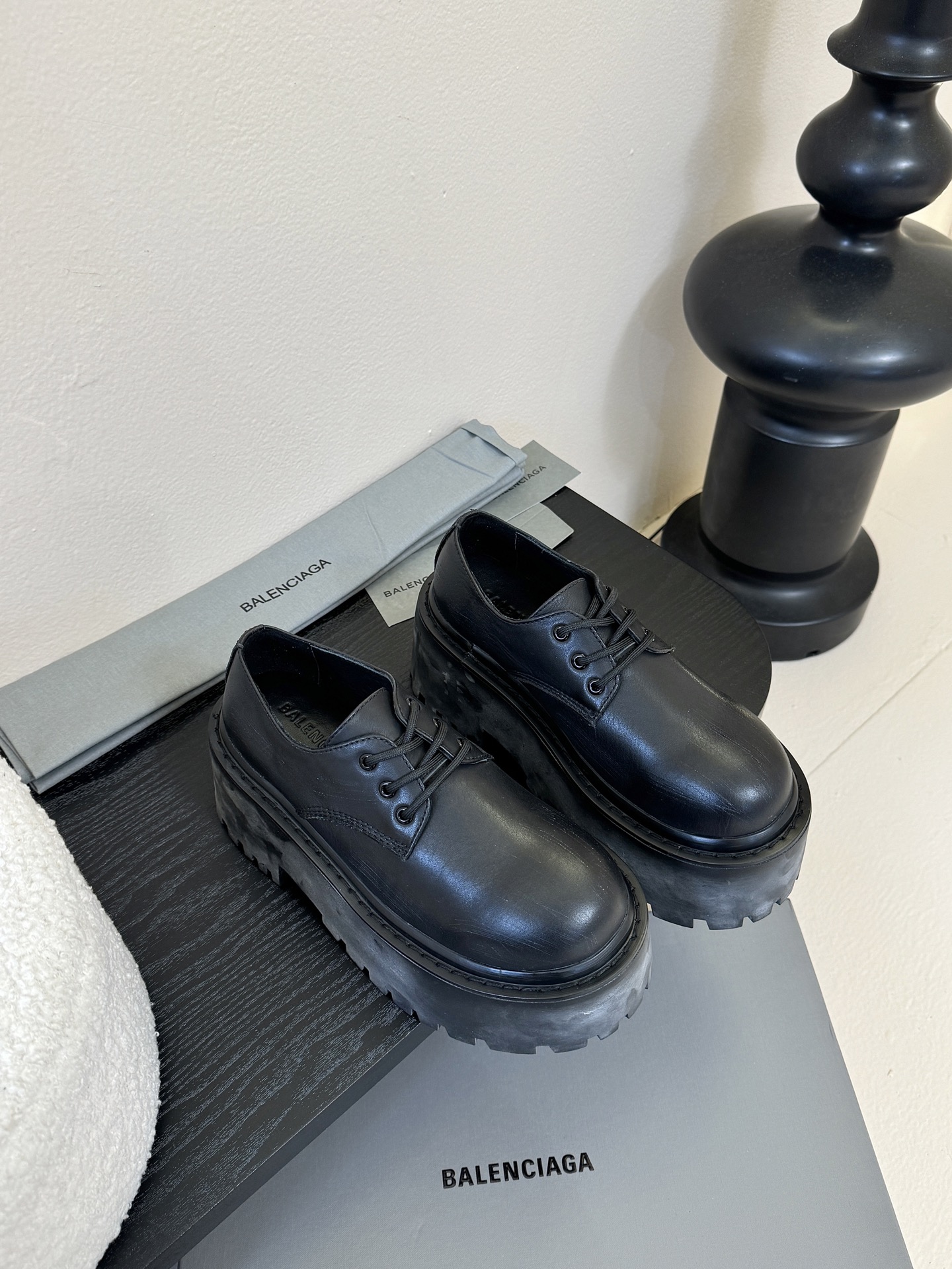 BALENCIAGA巴黎世家25新品 STRIKE女士厚底短靴 雾化做旧效果短靴 鞋跟后饰以BB标识压纹