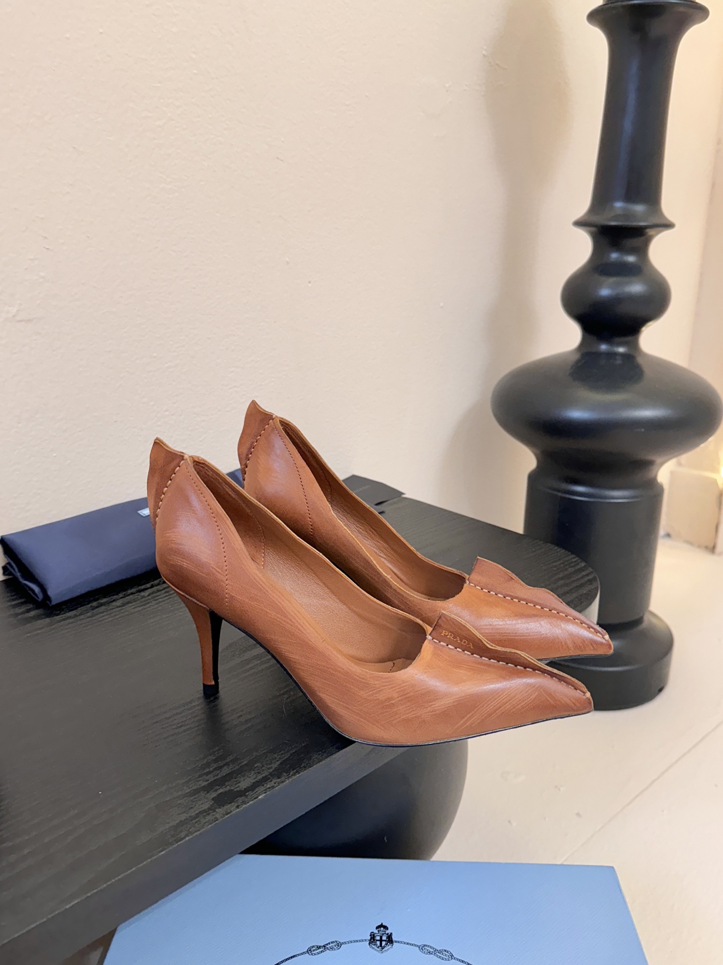 PRAD* 25ss普拉达秋冬新款尖头小高跟采用尖头设计，极具时尚感与攻击性，彰显个性；鞋身有独特的分割