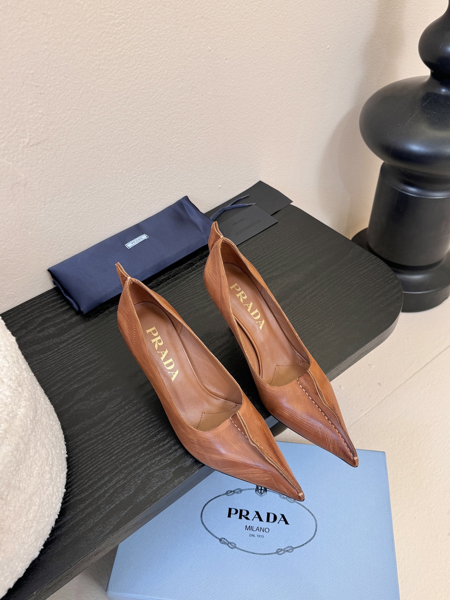 PRAD* 25ss普拉达秋冬新款尖头小高跟采用尖头设计，极具时尚感与攻击性，彰显个性；鞋身有独特的分割