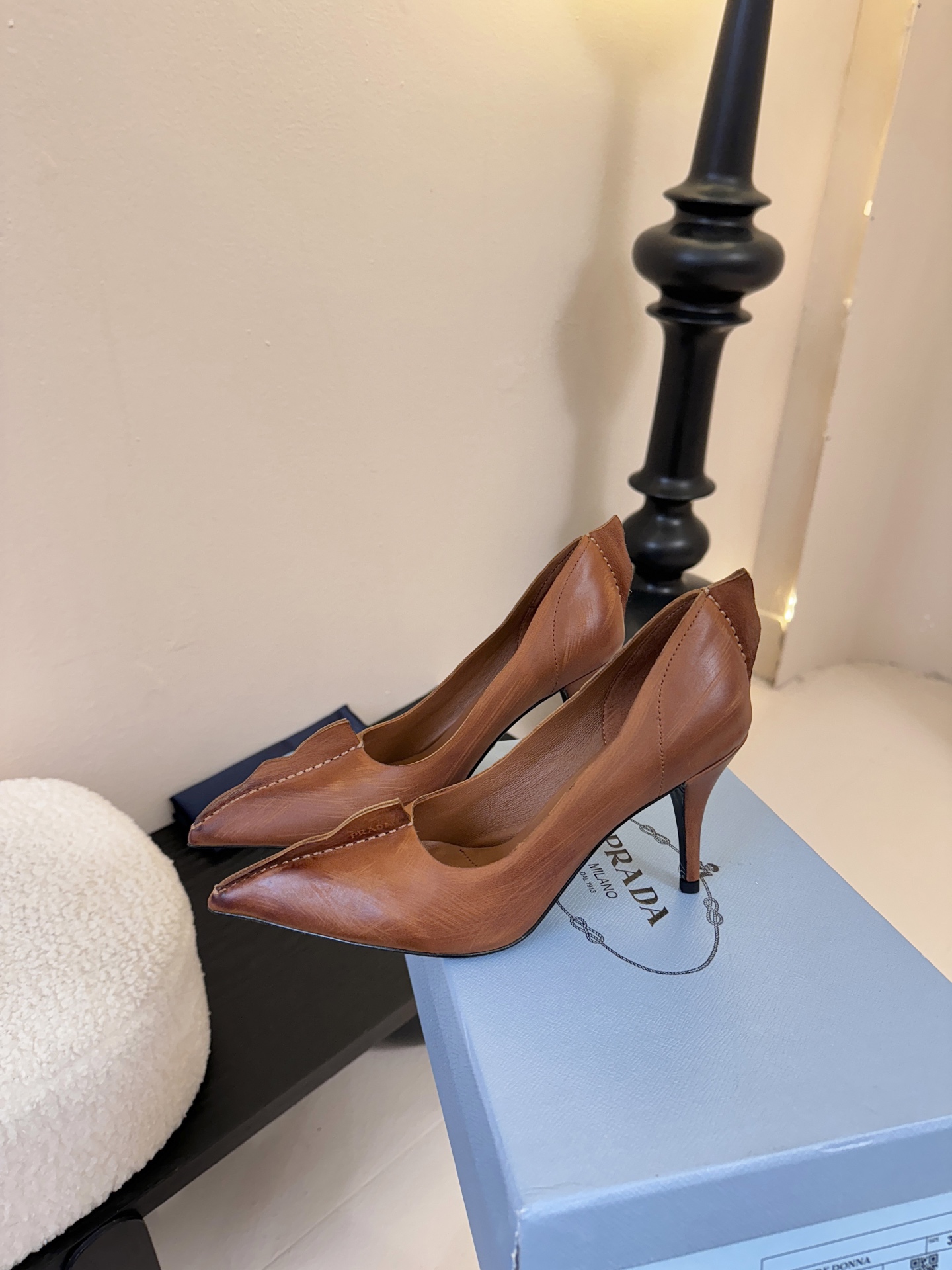 PRAD* 25ss普拉达秋冬新款尖头小高跟采用尖头设计，极具时尚感与攻击性，彰显个性；鞋身有独特的分割