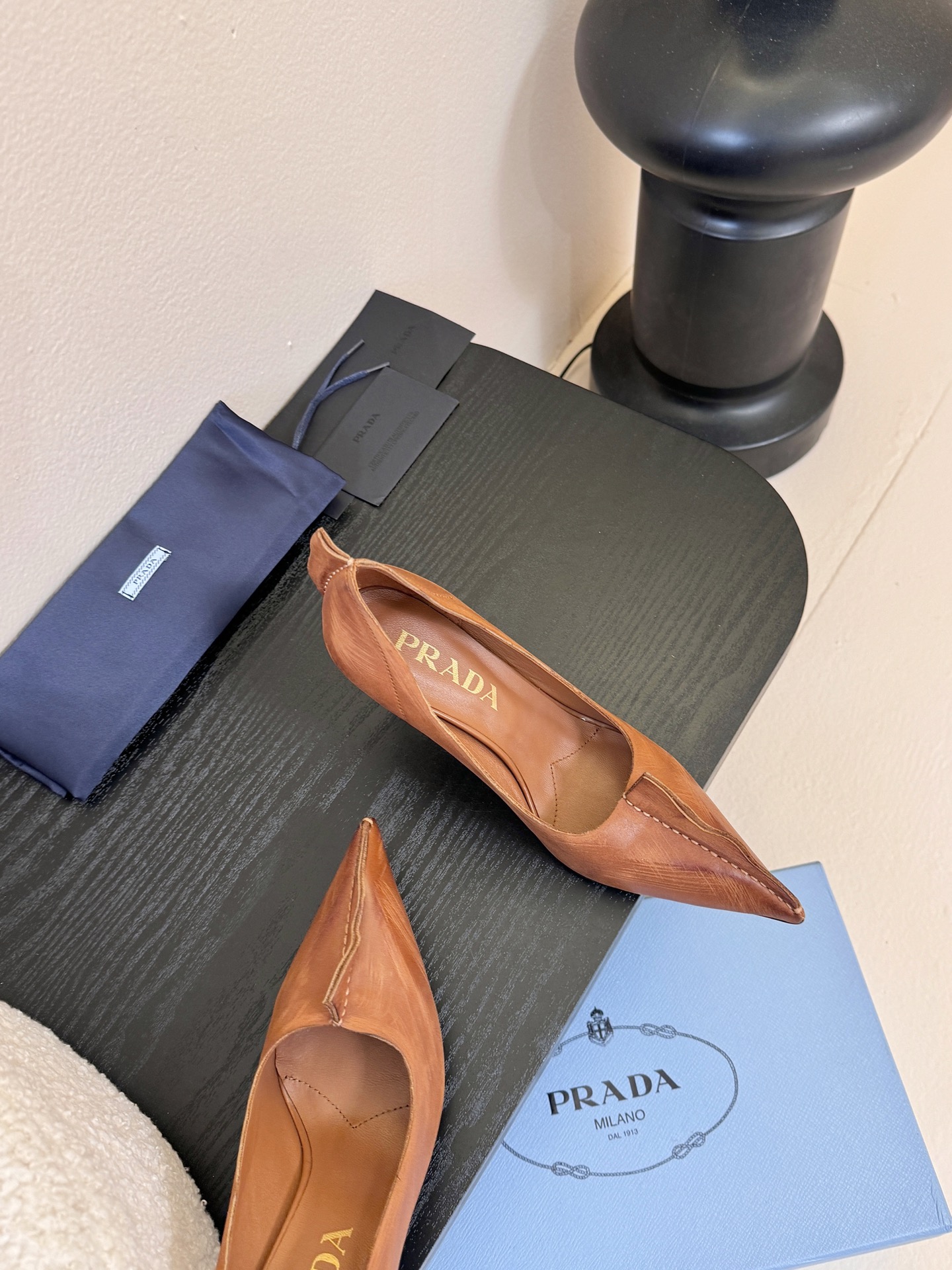 PRAD* 25ss普拉达秋冬新款尖头小高跟采用尖头设计，极具时尚感与攻击性，彰显个性；鞋身有独特的分割