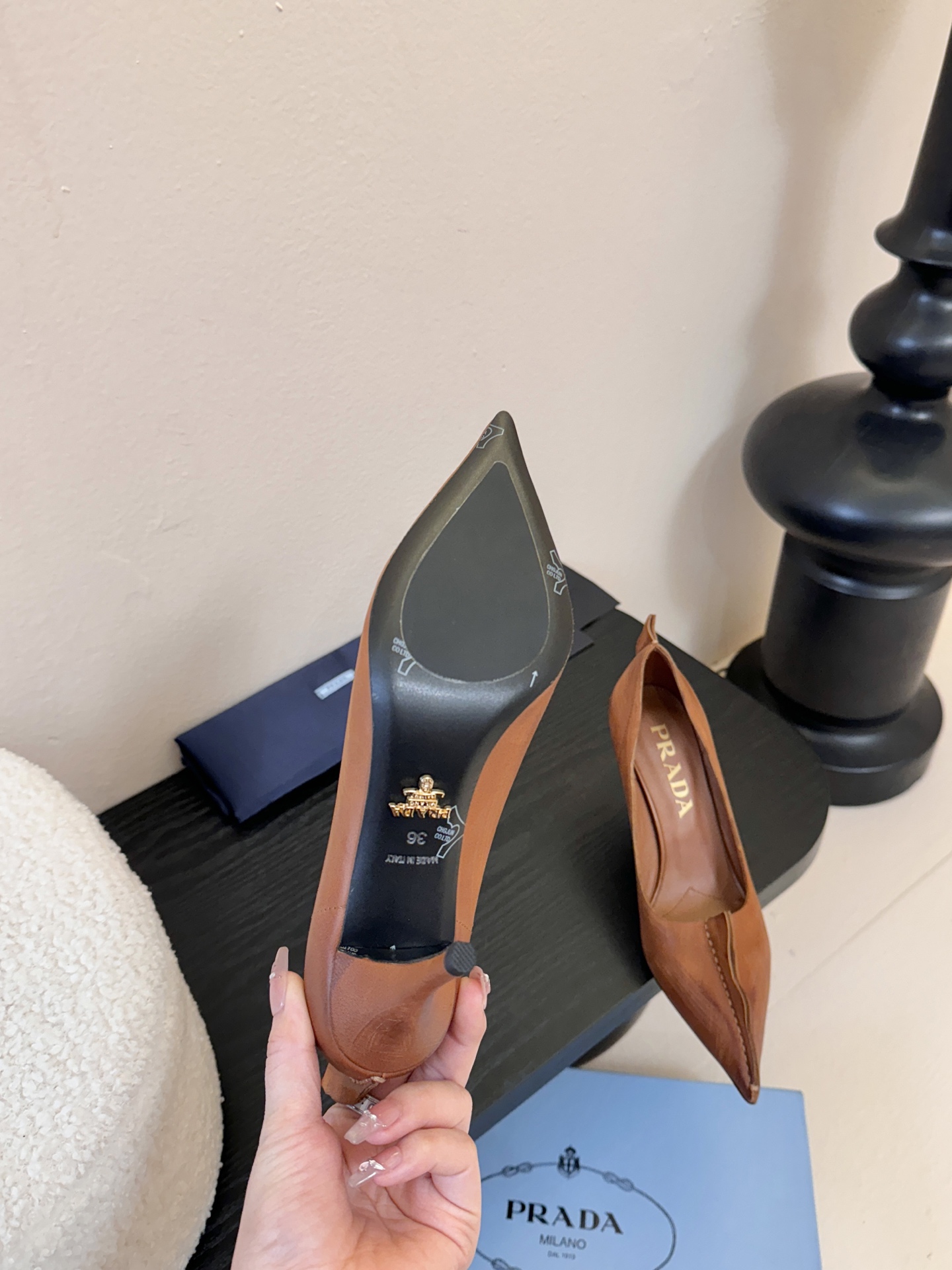 PRAD* 25ss普拉达秋冬新款尖头小高跟采用尖头设计，极具时尚感与攻击性，彰显个性；鞋身有独特的分割