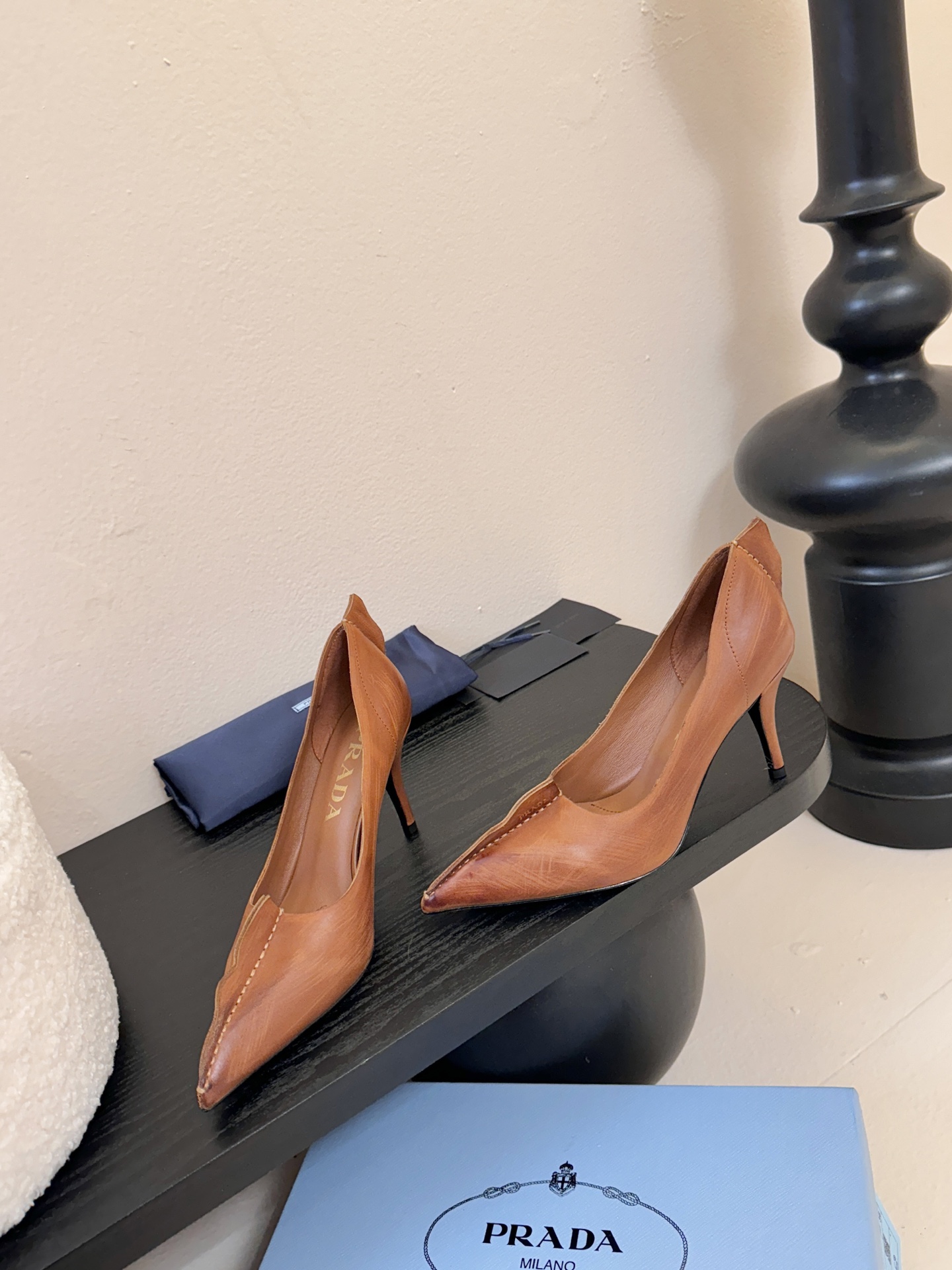 PRAD* 25ss普拉达秋冬新款尖头小高跟采用尖头设计，极具时尚感与攻击性，彰显个性；鞋身有独特的分割