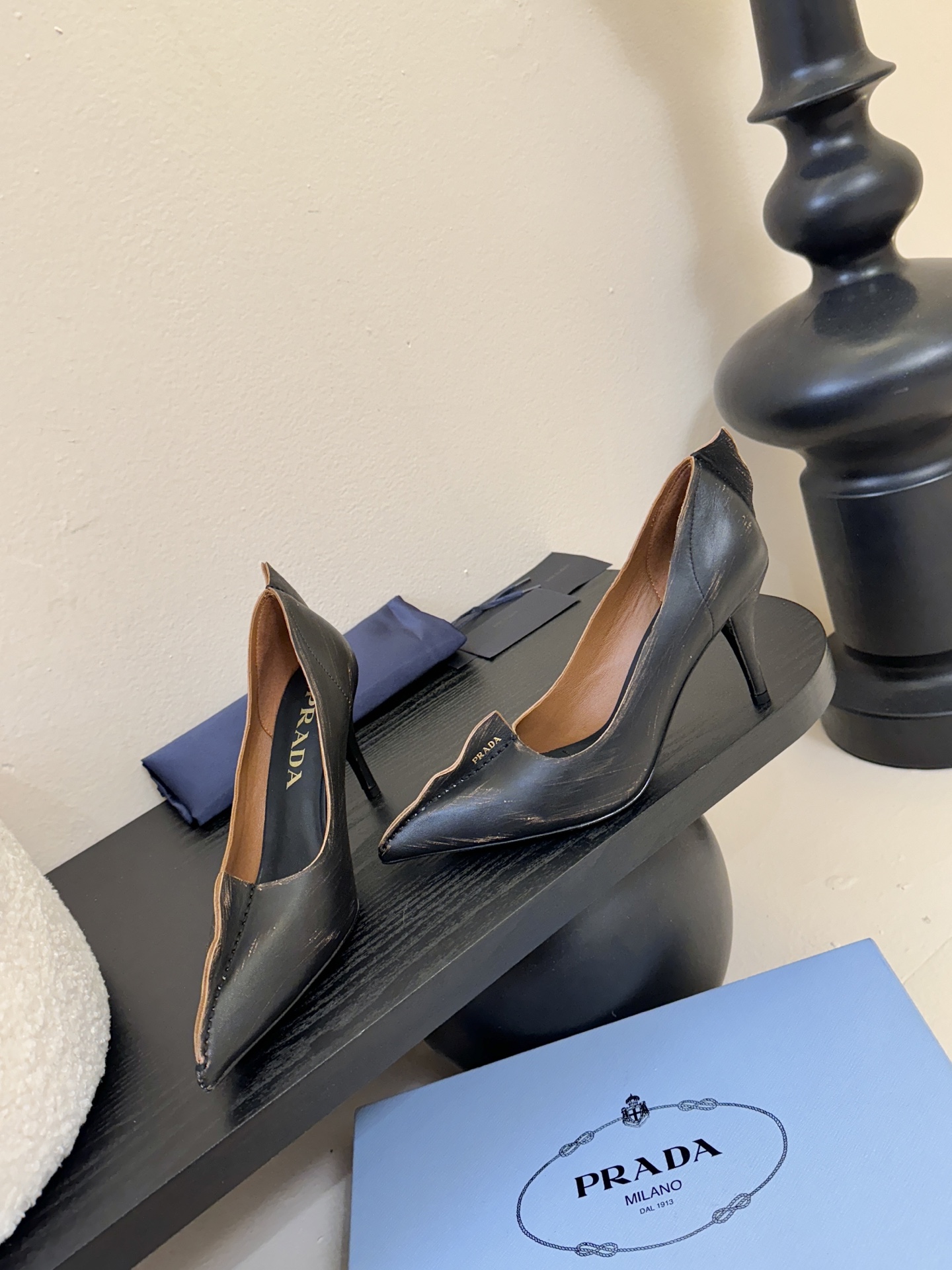 PRAD* 25ss普拉达秋冬新款尖头小高跟采用尖头设计，极具时尚感与攻击性，彰显个性；鞋身有独特的分割