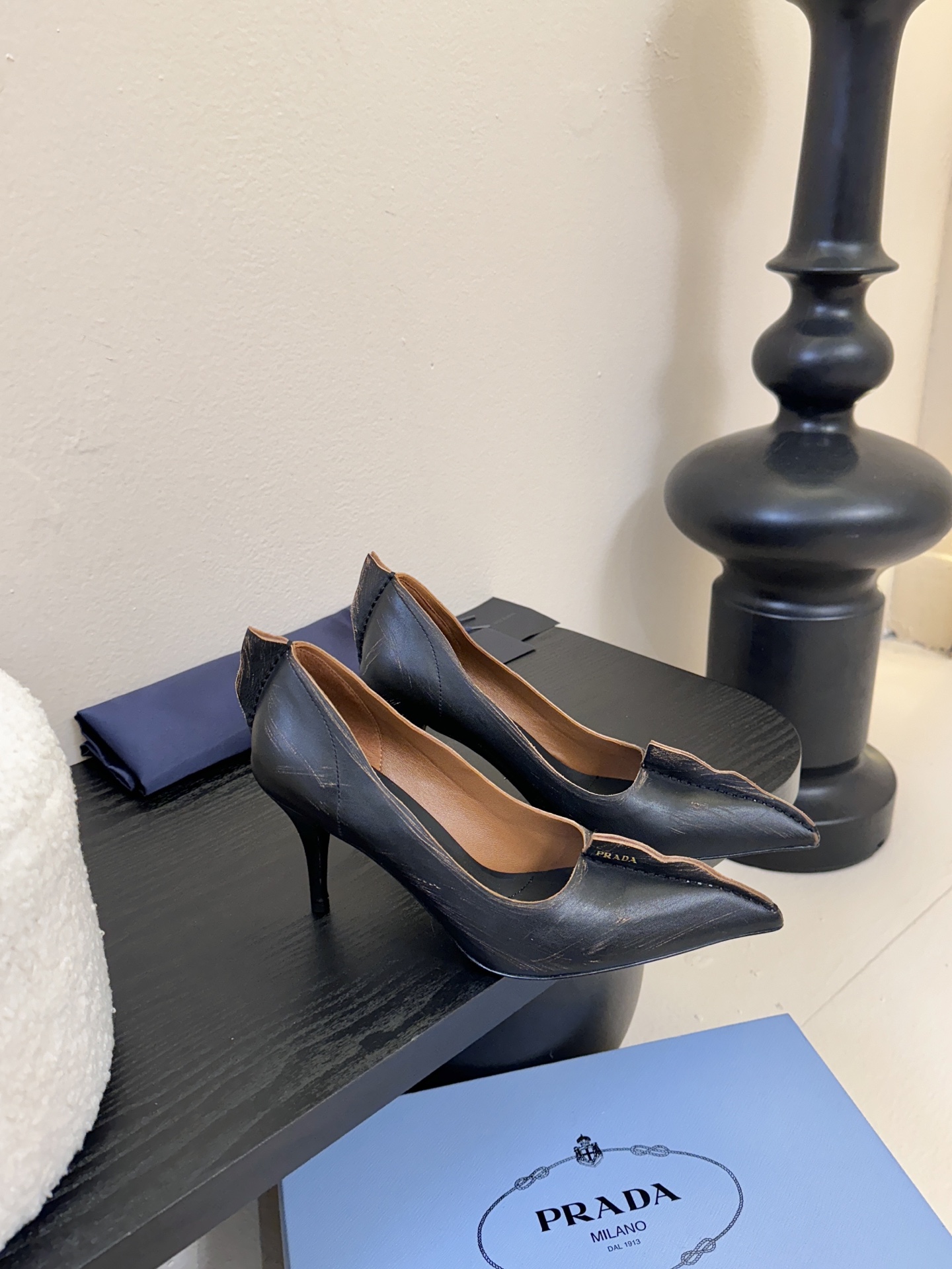 PRAD* 25ss普拉达秋冬新款尖头小高跟采用尖头设计，极具时尚感与攻击性，彰显个性；鞋身有独特的分割