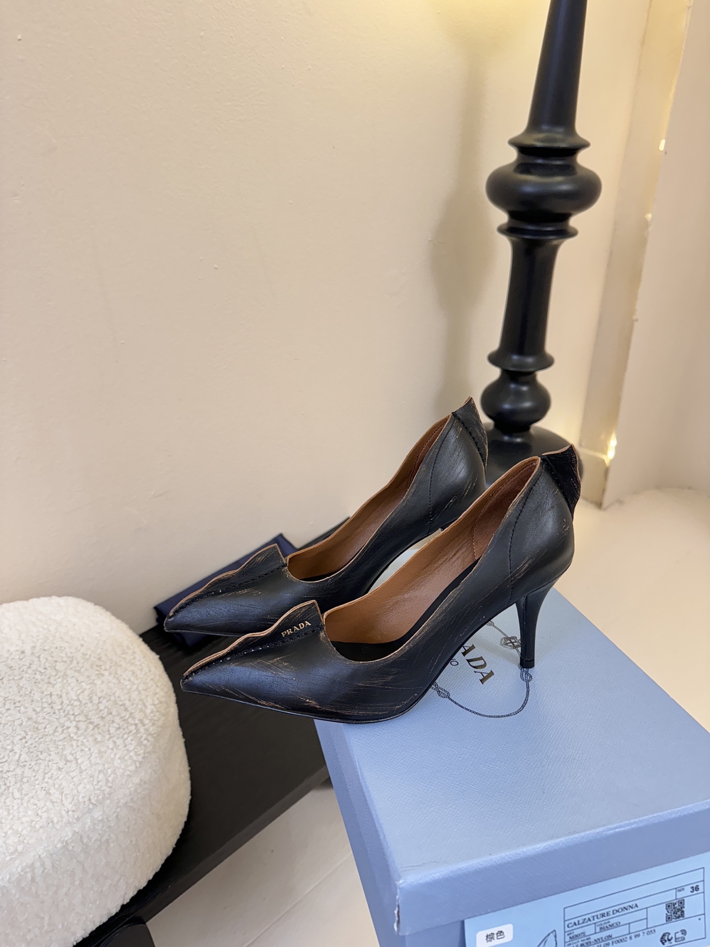 PRAD* 25ss普拉达秋冬新款尖头小高跟采用尖头设计，极具时尚感与攻击性，彰显个性；鞋身有独特的分割