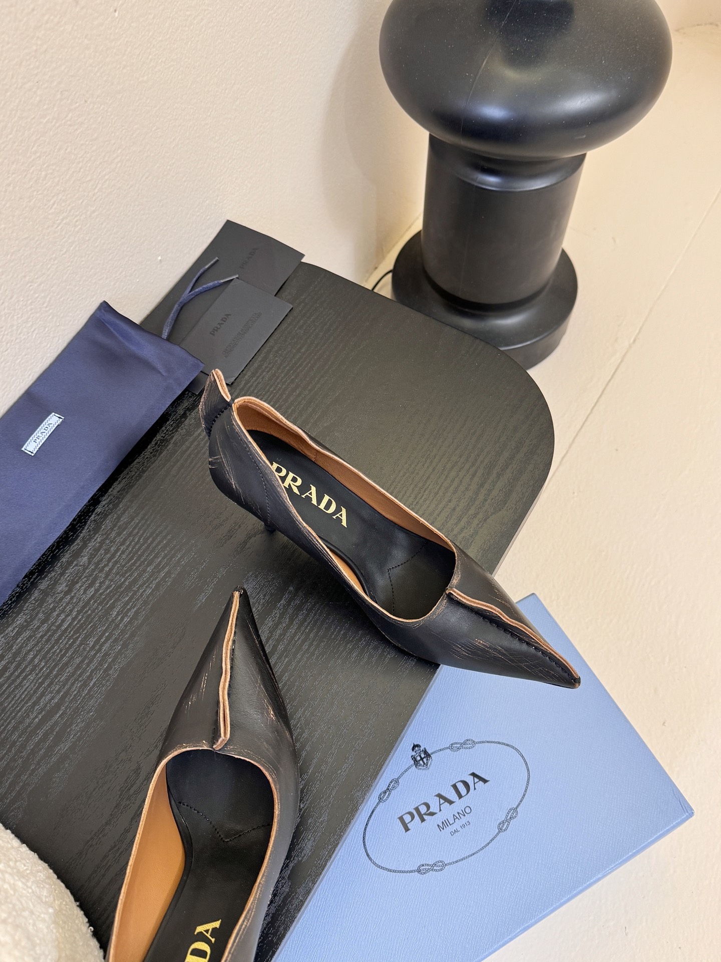 PRAD* 25ss普拉达秋冬新款尖头小高跟采用尖头设计，极具时尚感与攻击性，彰显个性；鞋身有独特的分割