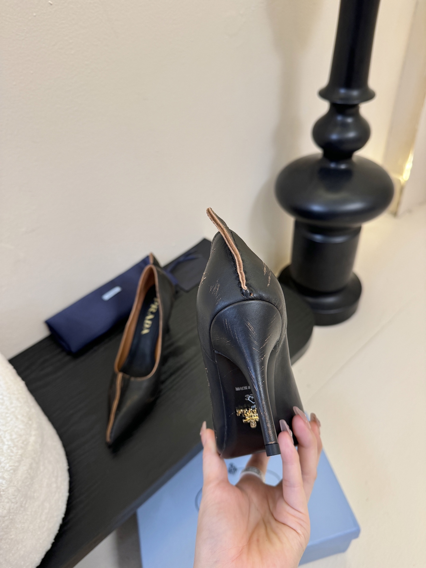 PRAD* 25ss普拉达秋冬新款尖头小高跟采用尖头设计，极具时尚感与攻击性，彰显个性；鞋身有独特的分割