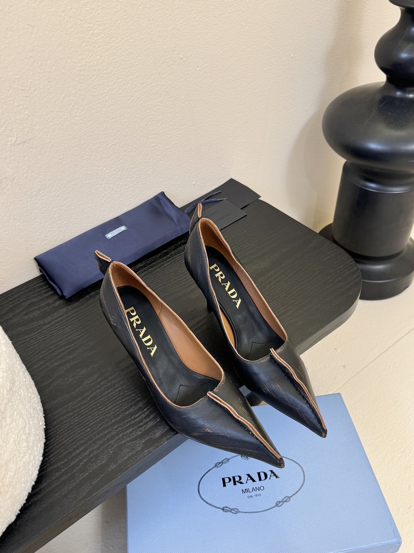 PRAD* 25ss普拉达秋冬新款尖头小高跟采用尖头设计，极具时尚感与攻击性，彰显个性；鞋身有独特的分割