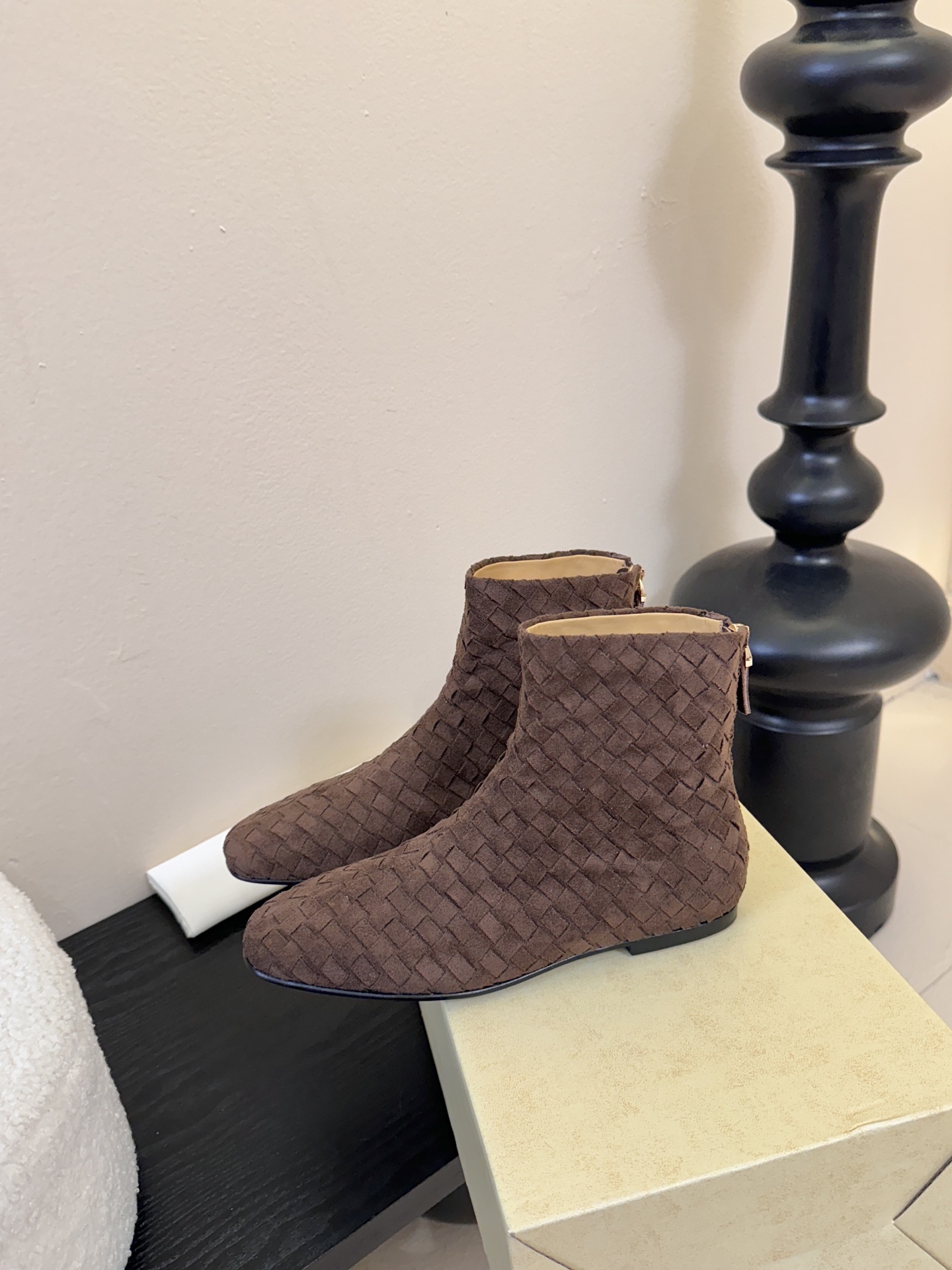 The row 新款短靴小方头鞋头尽显知性 穿搭显瘦长腿神器，不论是搭配连衣裙还是牛仔裙都能轻松驾驭鞋面