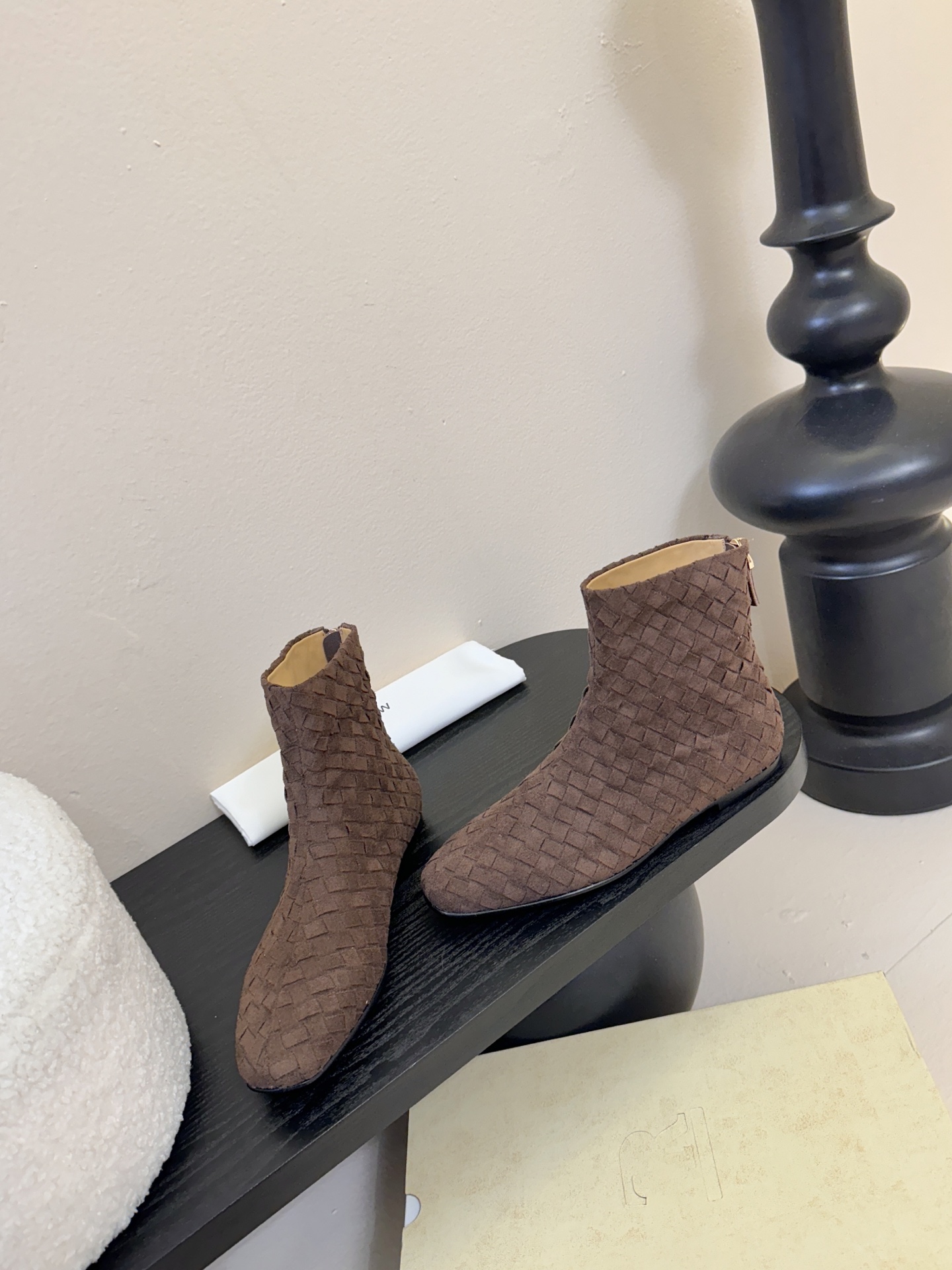 The row 新款短靴小方头鞋头尽显知性 穿搭显瘦长腿神器，不论是搭配连衣裙还是牛仔裙都能轻松驾驭鞋面