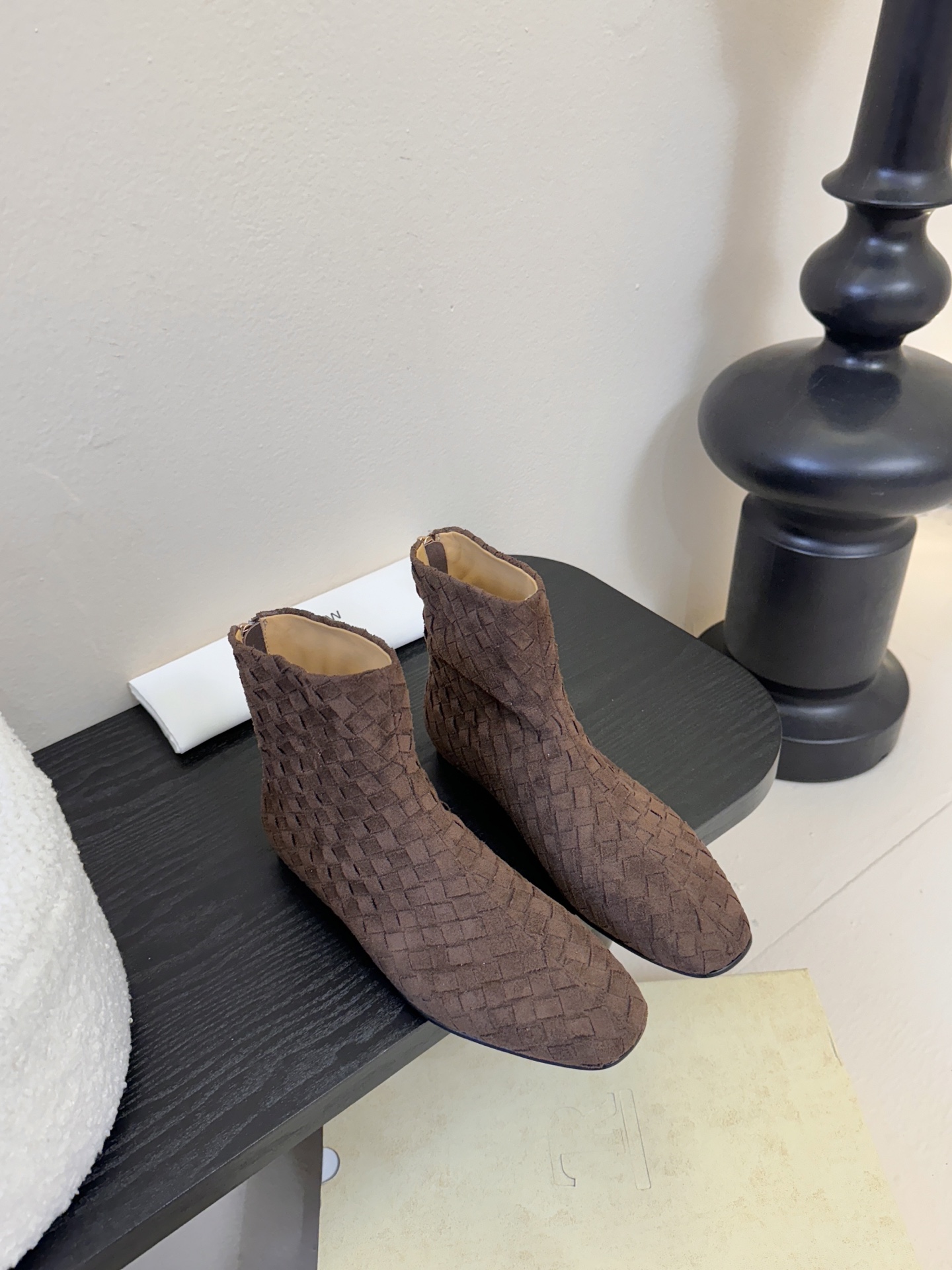 The row 新款短靴小方头鞋头尽显知性 穿搭显瘦长腿神器，不论是搭配连衣裙还是牛仔裙都能轻松驾驭鞋面