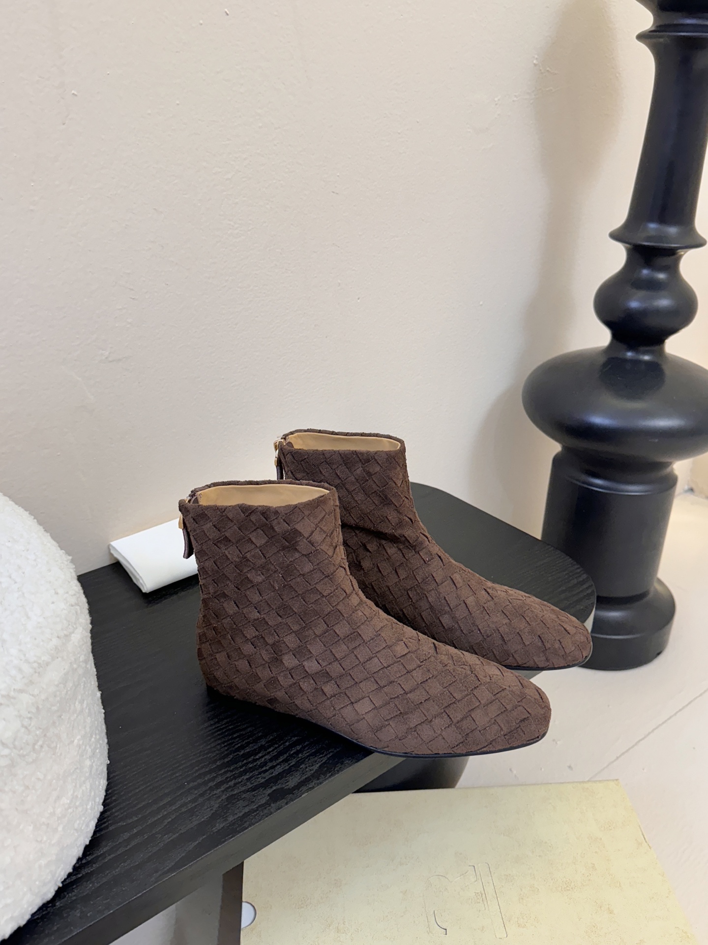 The row 新款短靴小方头鞋头尽显知性 穿搭显瘦长腿神器，不论是搭配连衣裙还是牛仔裙都能轻松驾驭鞋面