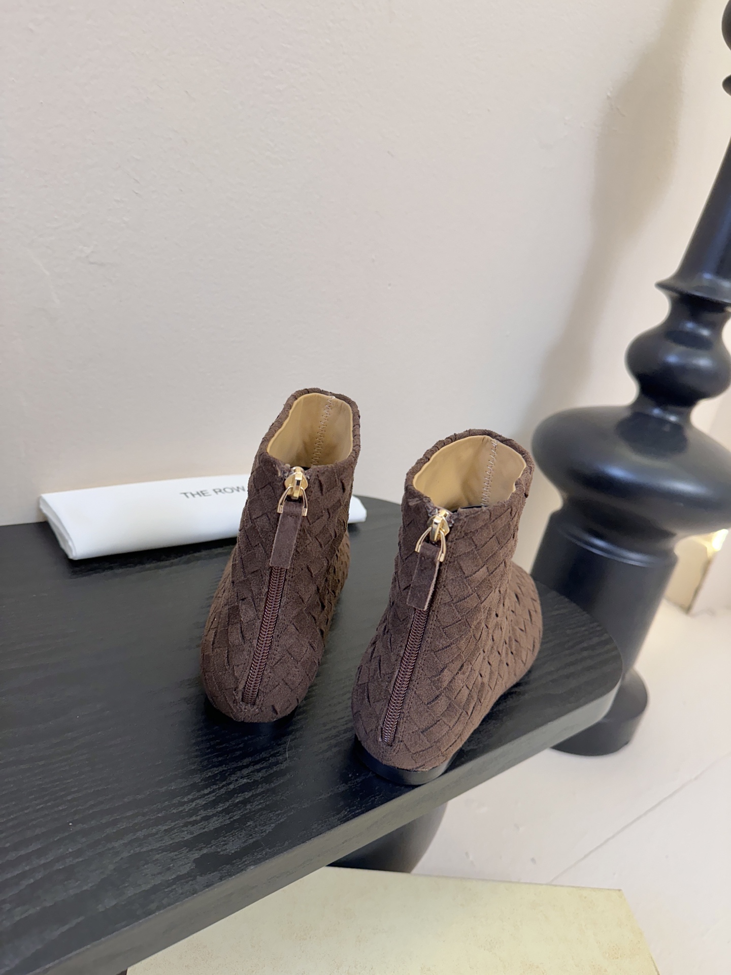 The row 新款短靴小方头鞋头尽显知性 穿搭显瘦长腿神器，不论是搭配连衣裙还是牛仔裙都能轻松驾驭鞋面