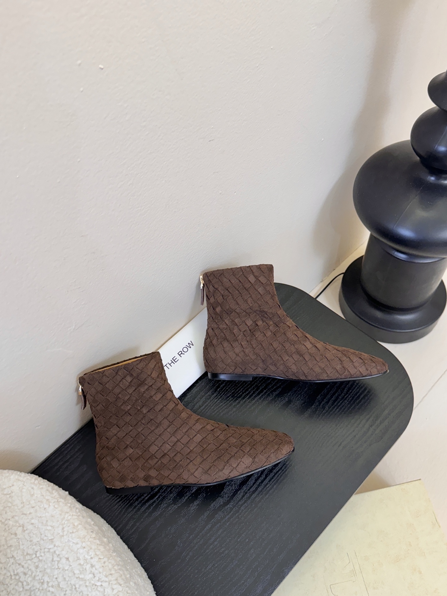 The row 新款短靴小方头鞋头尽显知性 穿搭显瘦长腿神器，不论是搭配连衣裙还是牛仔裙都能轻松驾驭鞋面