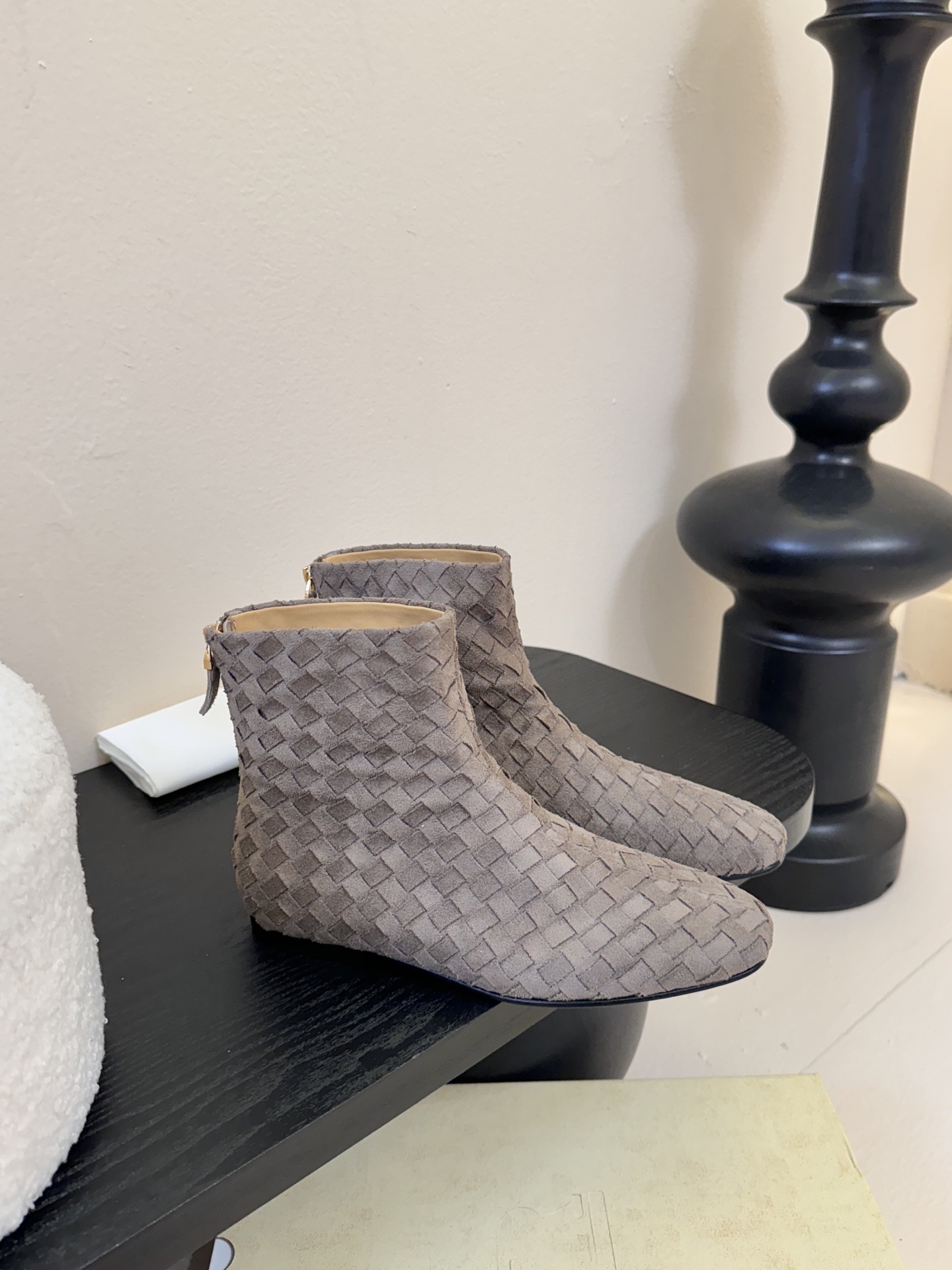 The row 新款短靴小方头鞋头尽显知性 穿搭显瘦长腿神器，不论是搭配连衣裙还是牛仔裙都能轻松驾驭鞋面