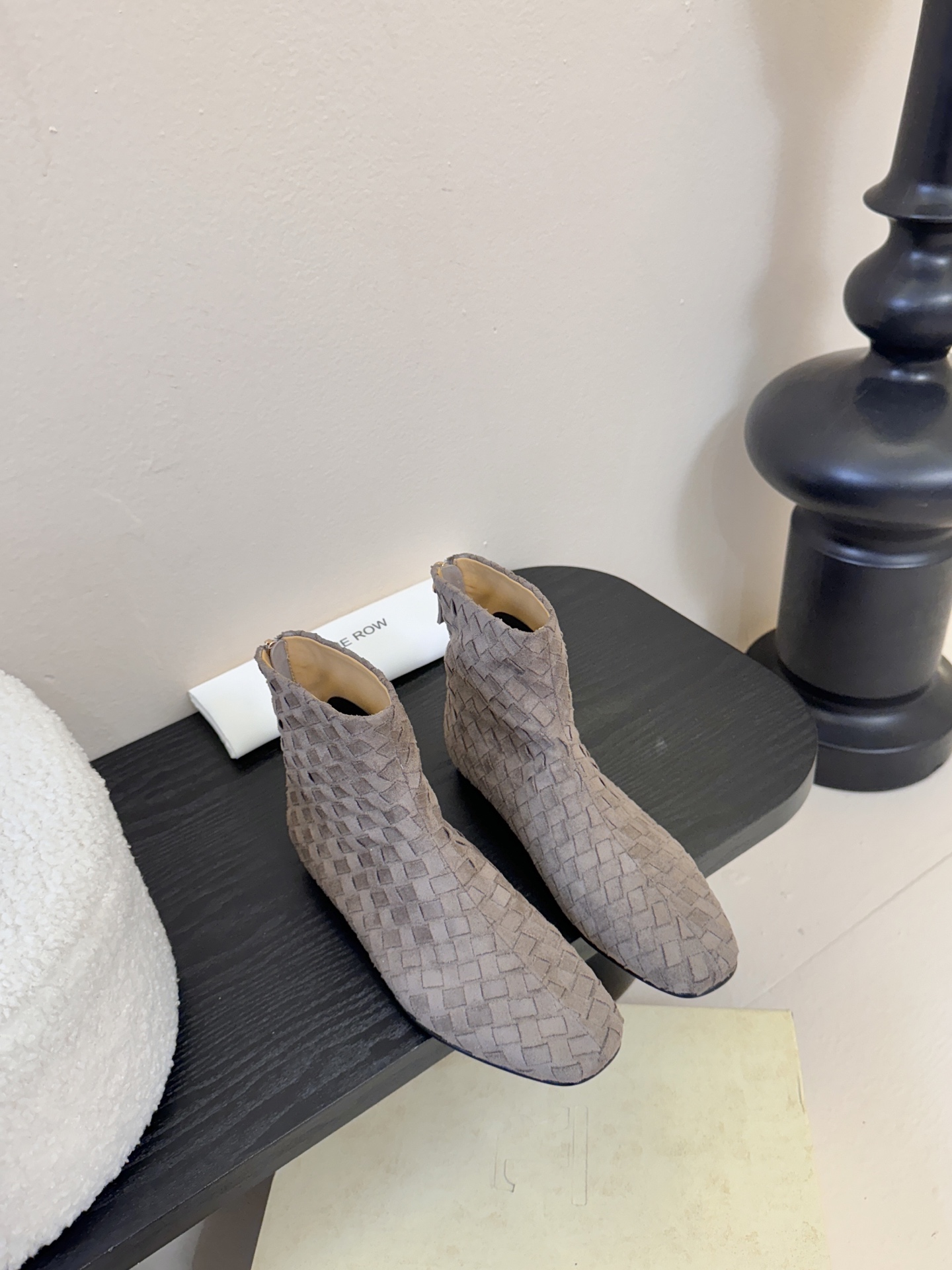 The row 新款短靴小方头鞋头尽显知性 穿搭显瘦长腿神器，不论是搭配连衣裙还是牛仔裙都能轻松驾驭鞋面