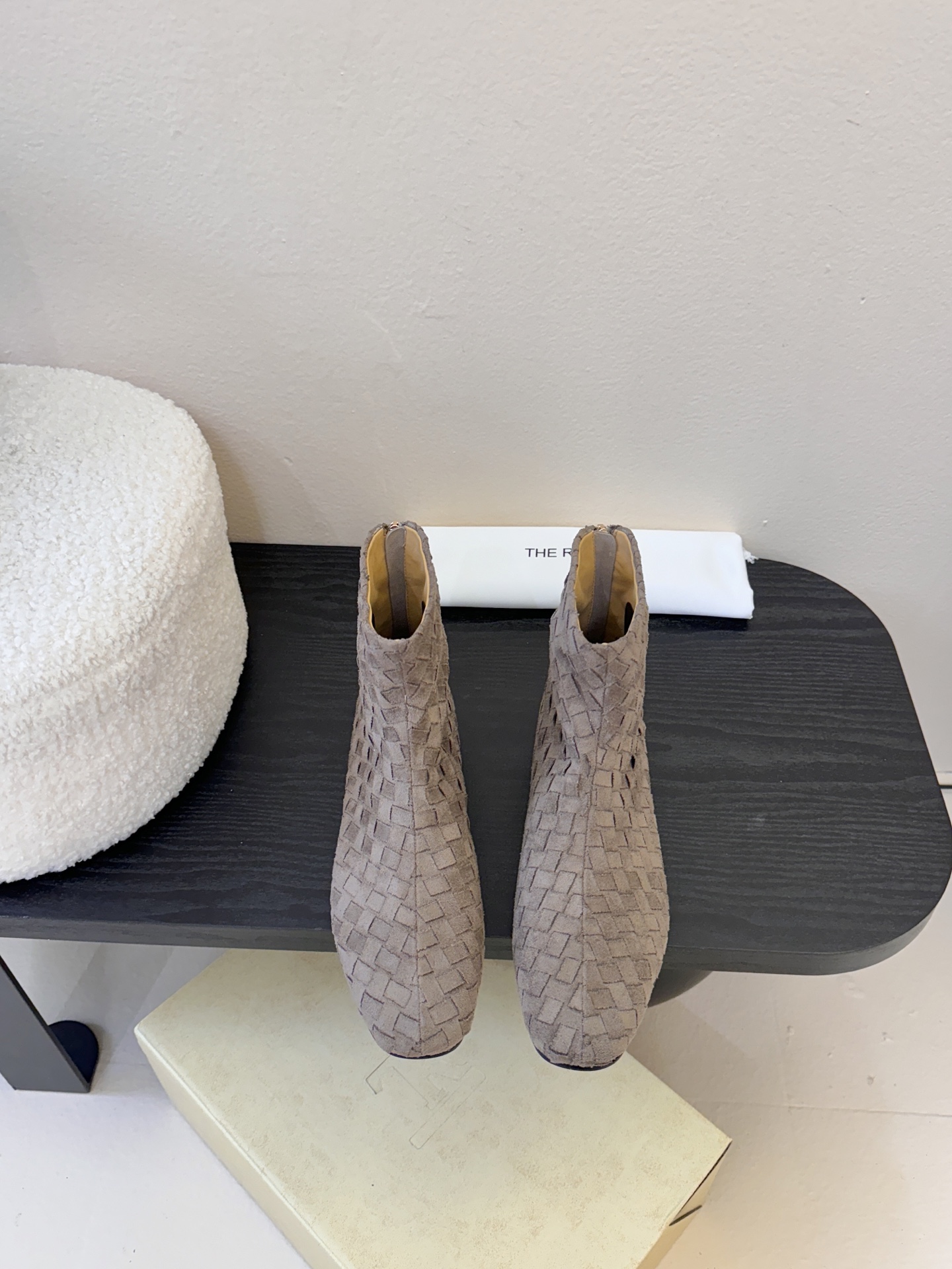 The row 新款短靴小方头鞋头尽显知性 穿搭显瘦长腿神器，不论是搭配连衣裙还是牛仔裙都能轻松驾驭鞋面