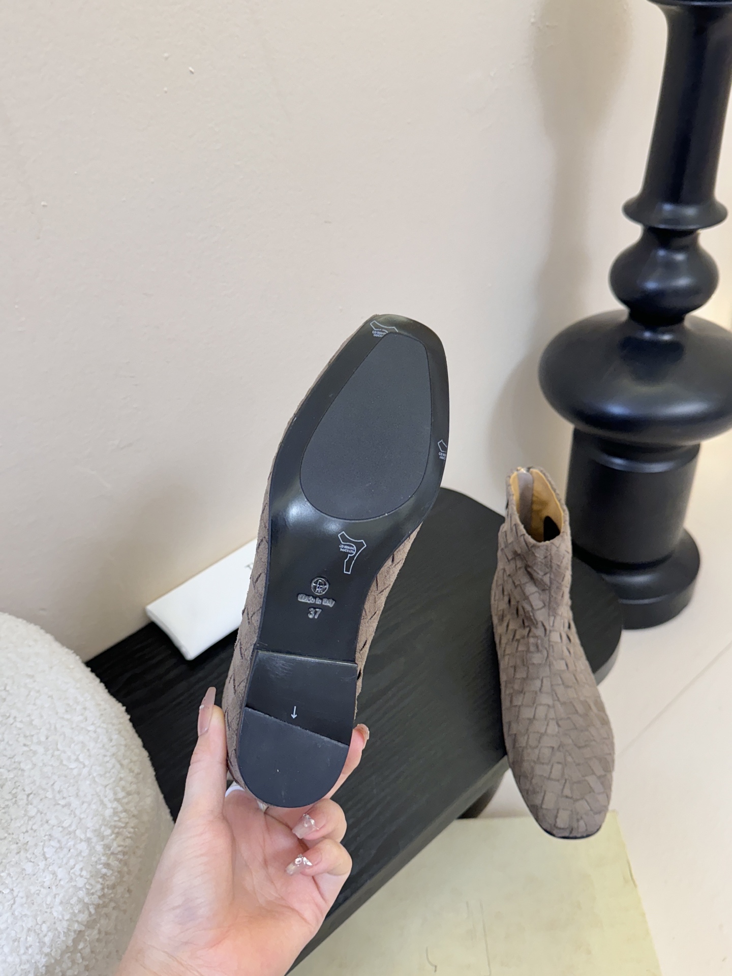 The row 新款短靴小方头鞋头尽显知性 穿搭显瘦长腿神器，不论是搭配连衣裙还是牛仔裙都能轻松驾驭鞋面