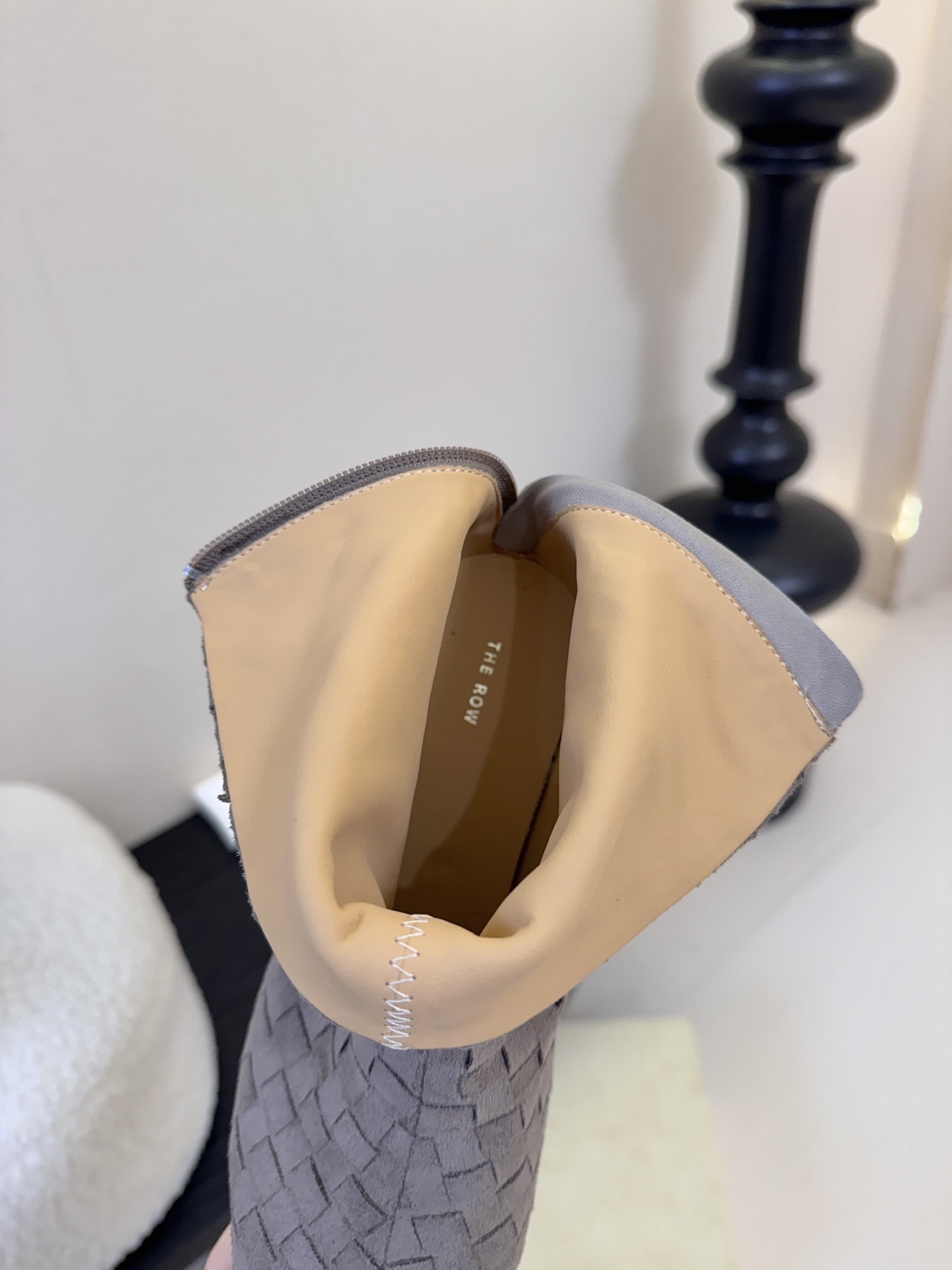 The row 新款短靴小方头鞋头尽显知性 穿搭显瘦长腿神器，不论是搭配连衣裙还是牛仔裙都能轻松驾驭鞋面