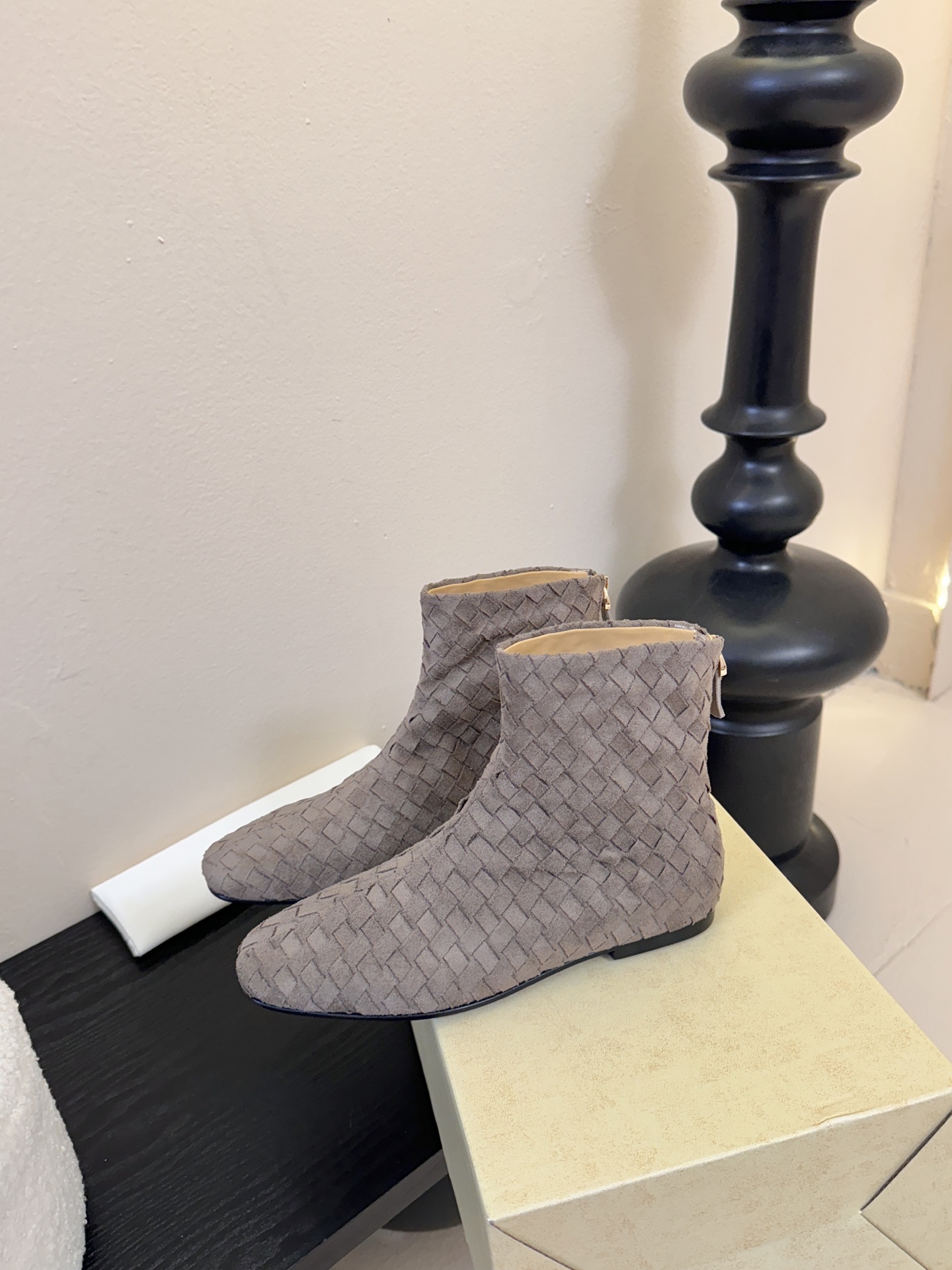 The row 新款短靴小方头鞋头尽显知性 穿搭显瘦长腿神器，不论是搭配连衣裙还是牛仔裙都能轻松驾驭鞋面