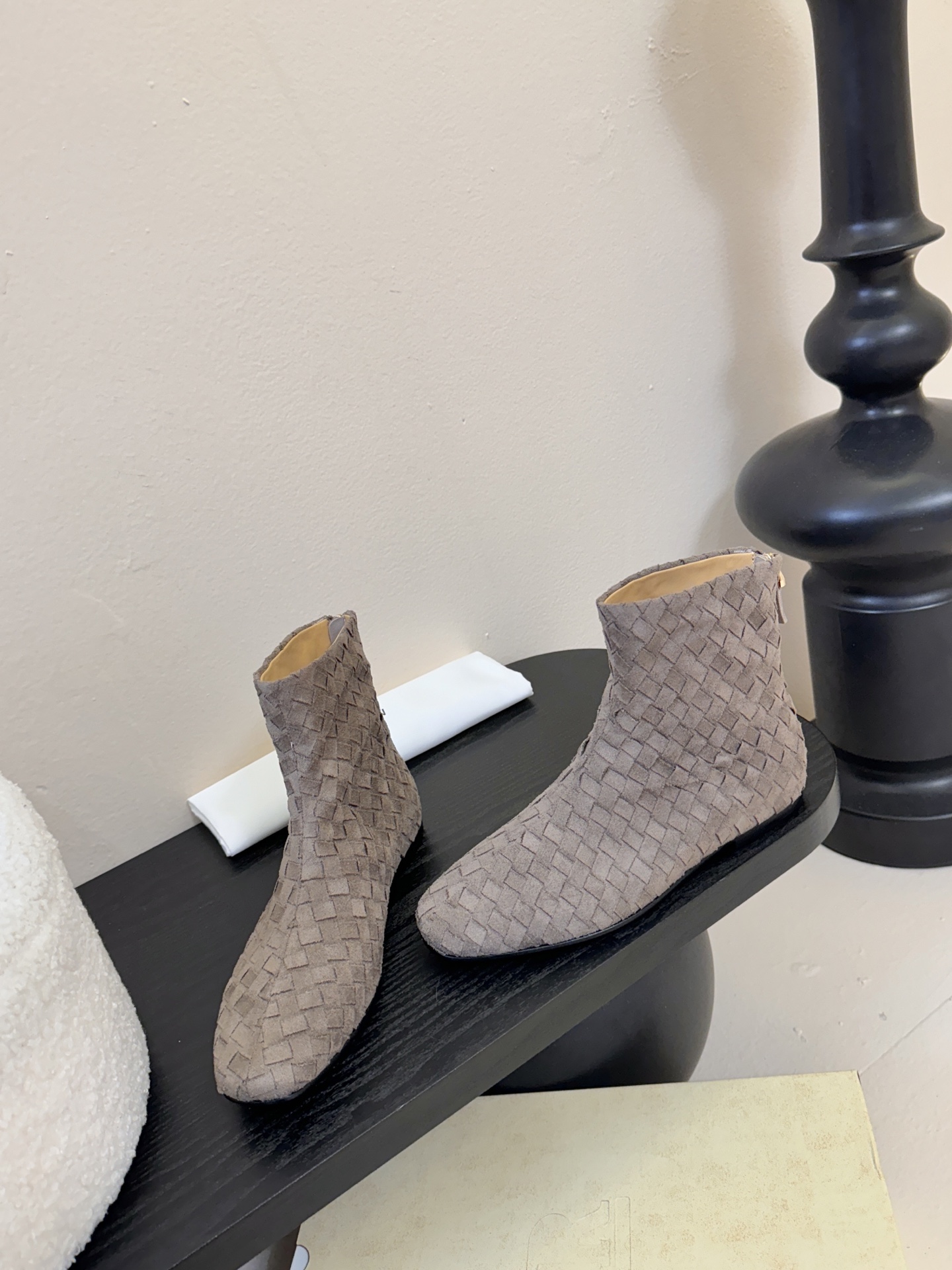 The row 新款短靴小方头鞋头尽显知性 穿搭显瘦长腿神器，不论是搭配连衣裙还是牛仔裙都能轻松驾驭鞋面