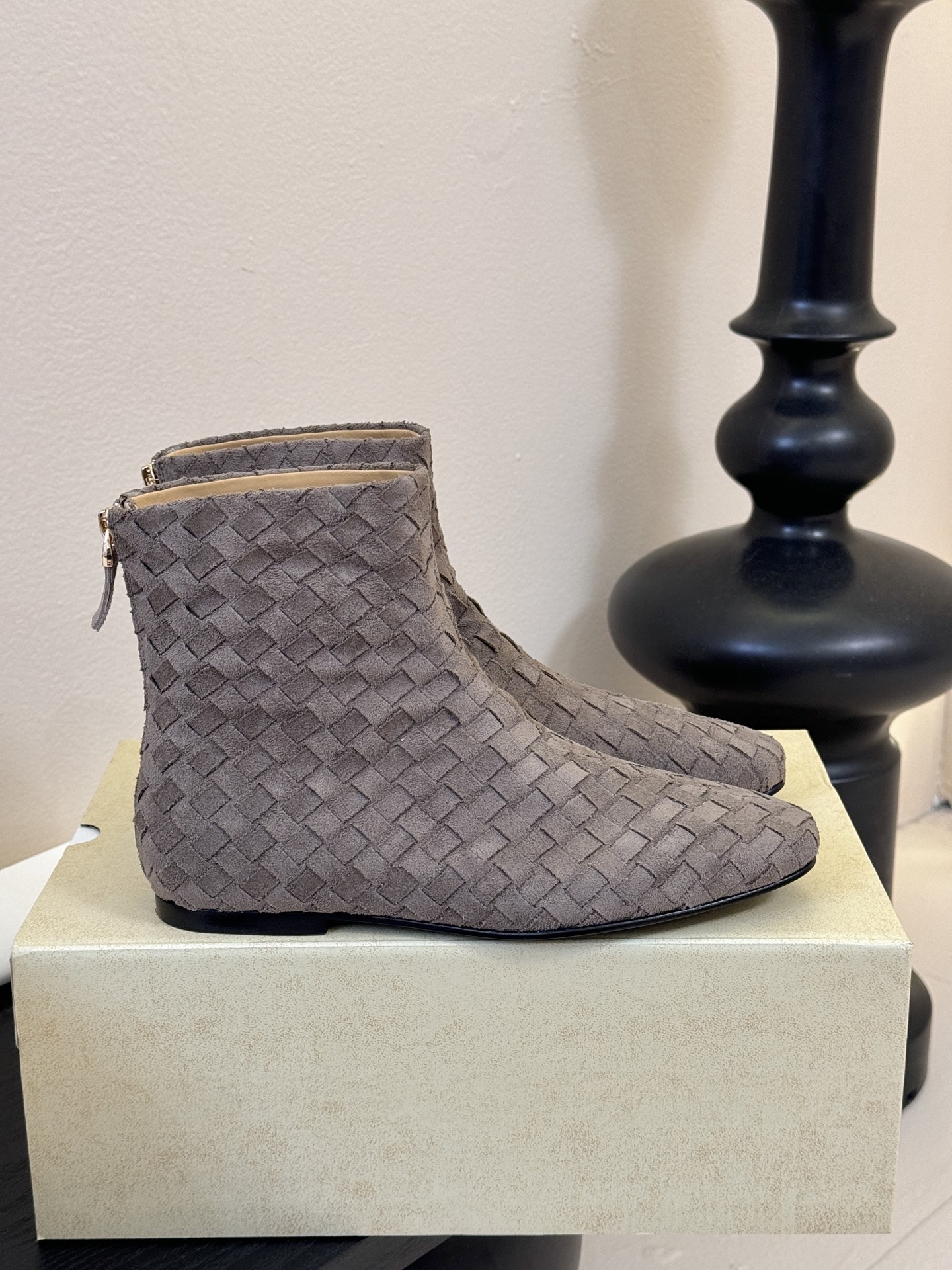 The row 新款短靴小方头鞋头尽显知性 穿搭显瘦长腿神器，不论是搭配连衣裙还是牛仔裙都能轻松驾驭鞋面