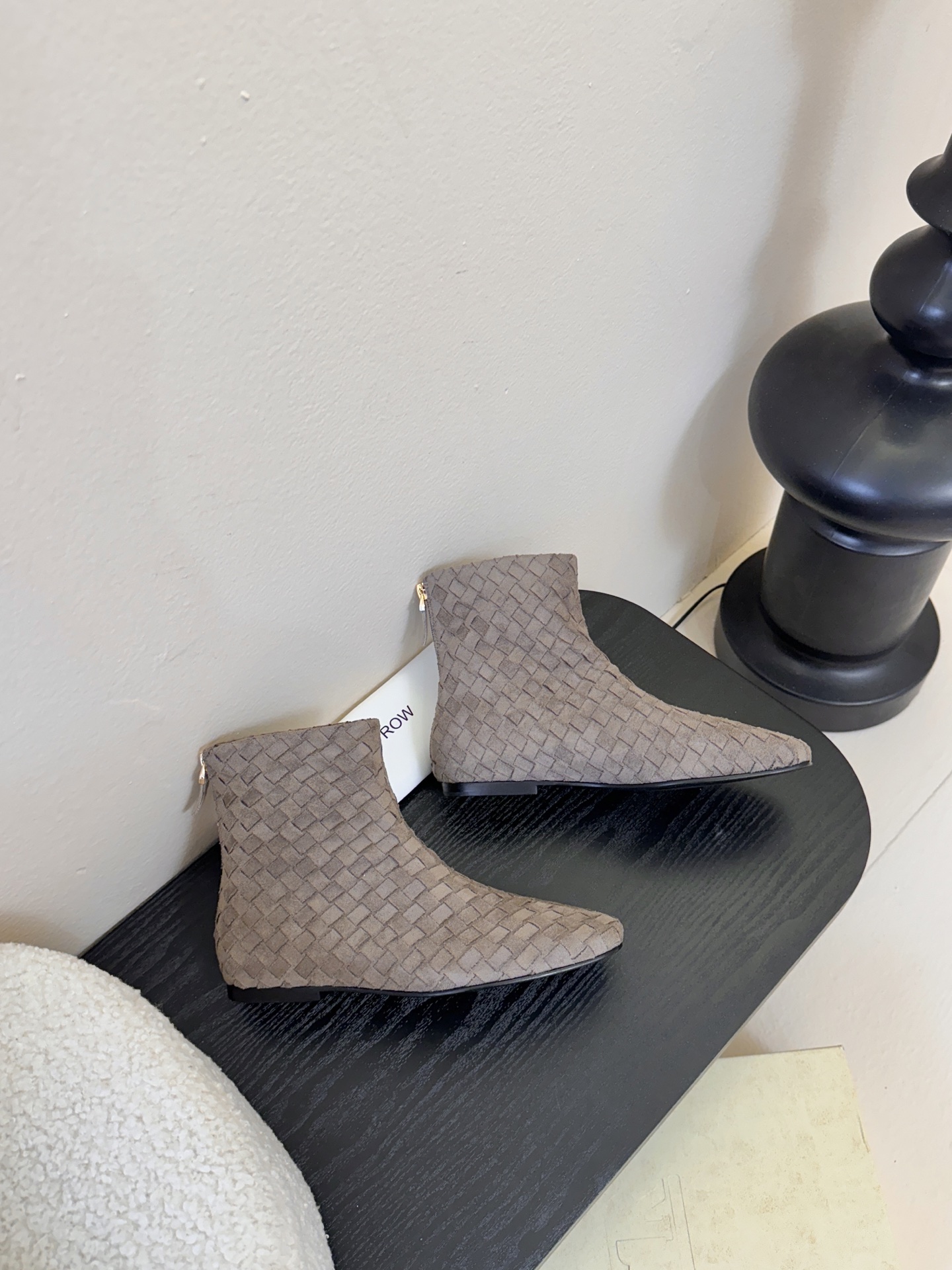 The row 新款短靴小方头鞋头尽显知性 穿搭显瘦长腿神器，不论是搭配连衣裙还是牛仔裙都能轻松驾驭鞋面