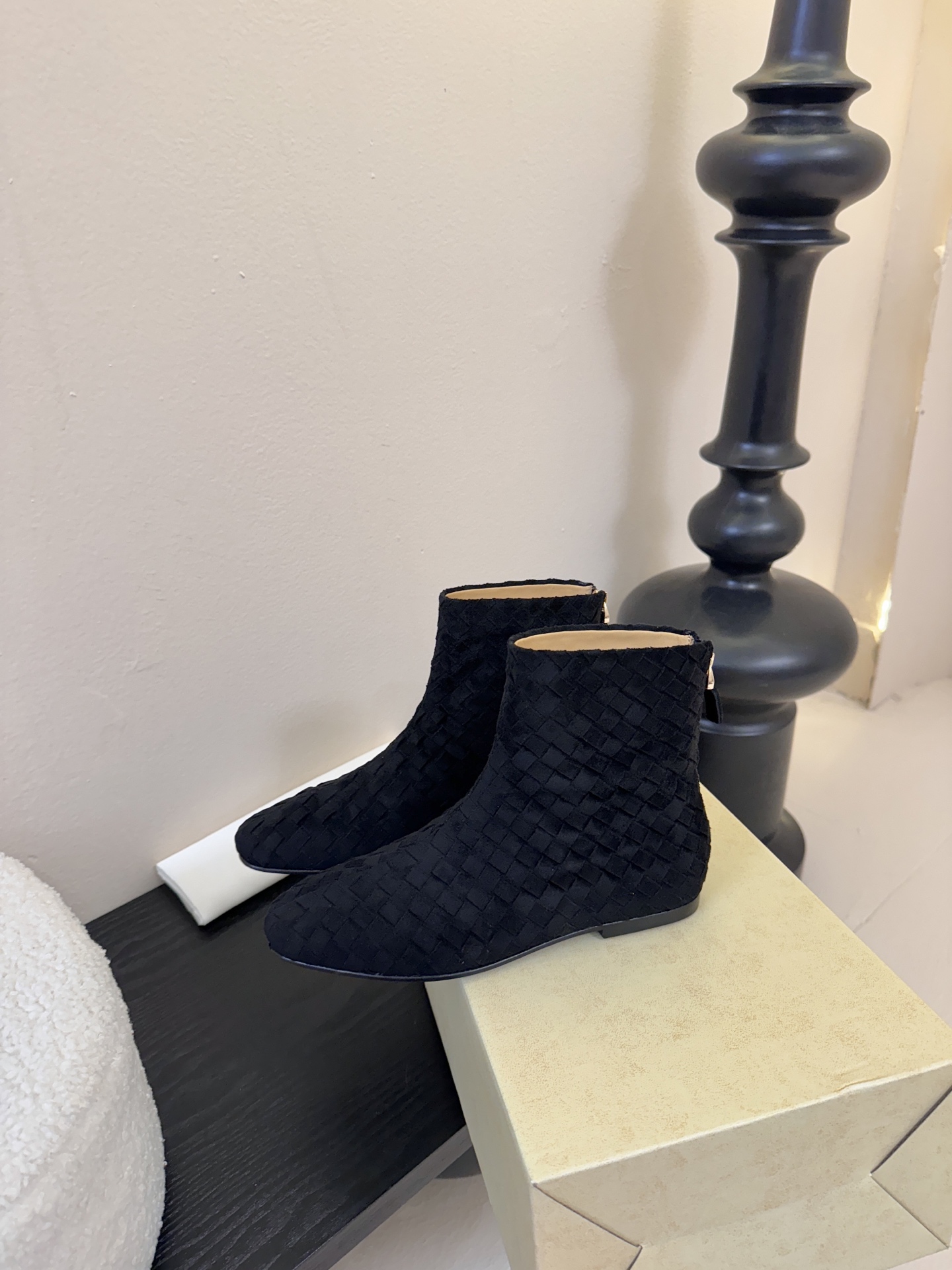 The row 新款短靴小方头鞋头尽显知性 穿搭显瘦长腿神器，不论是搭配连衣裙还是牛仔裙都能轻松驾驭鞋面