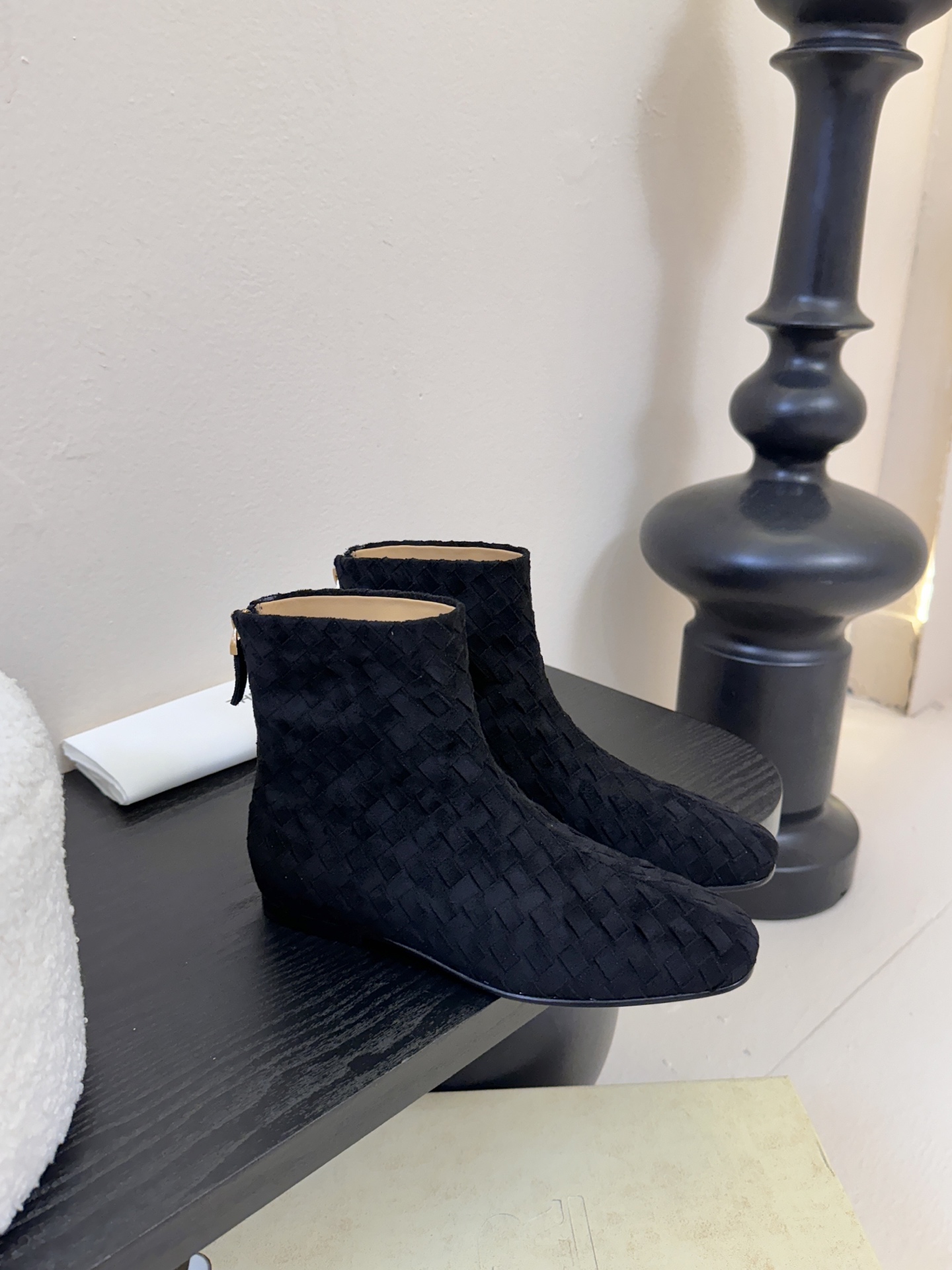 The row 新款短靴小方头鞋头尽显知性 穿搭显瘦长腿神器，不论是搭配连衣裙还是牛仔裙都能轻松驾驭鞋面