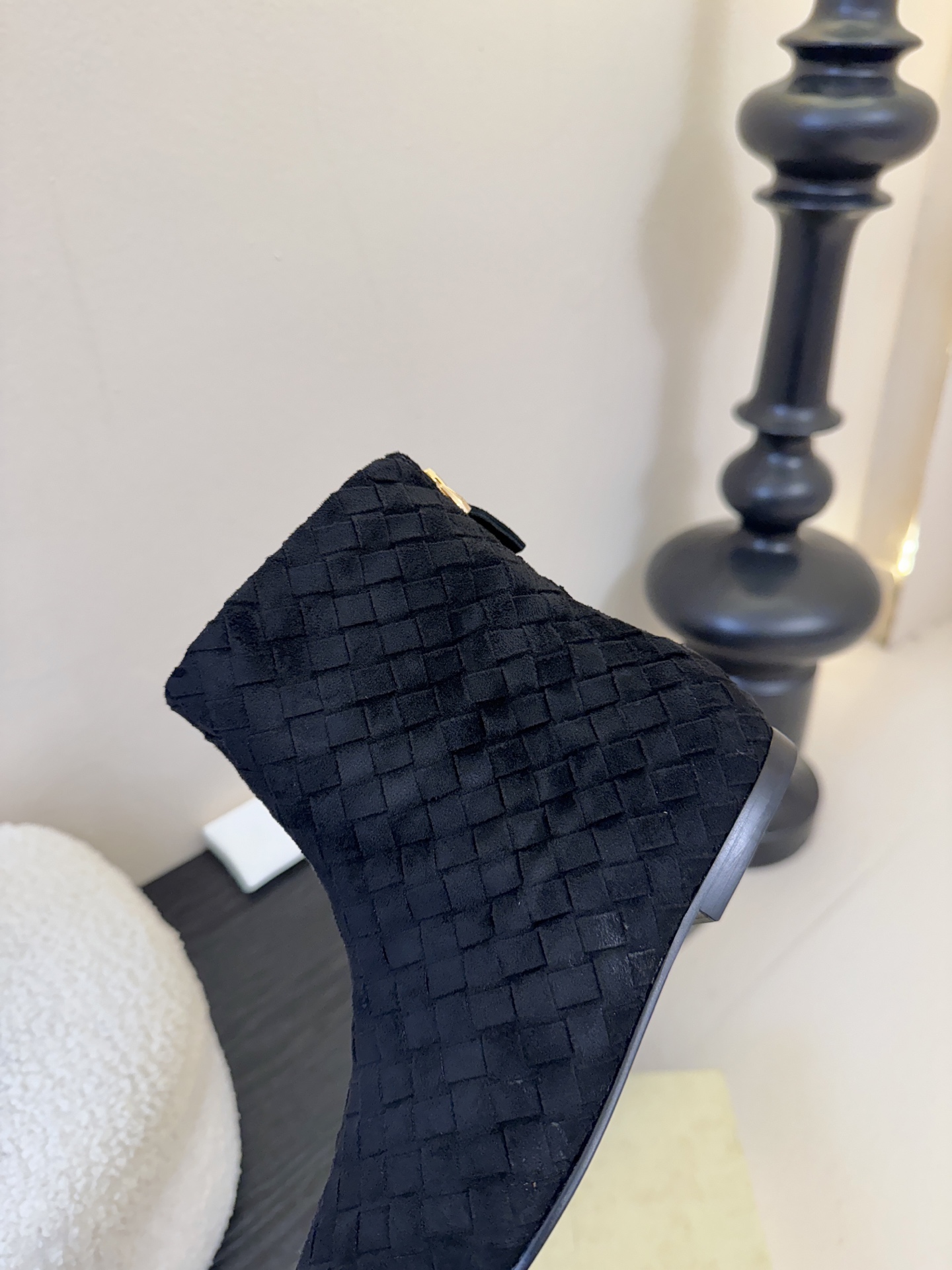 The row 新款短靴小方头鞋头尽显知性 穿搭显瘦长腿神器，不论是搭配连衣裙还是牛仔裙都能轻松驾驭鞋面