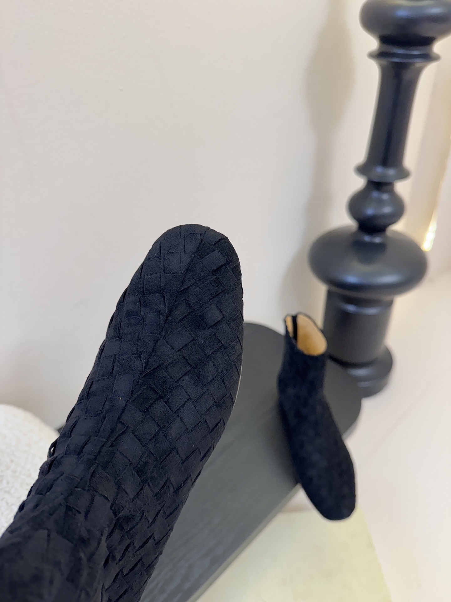 The row 新款短靴小方头鞋头尽显知性 穿搭显瘦长腿神器，不论是搭配连衣裙还是牛仔裙都能轻松驾驭鞋面