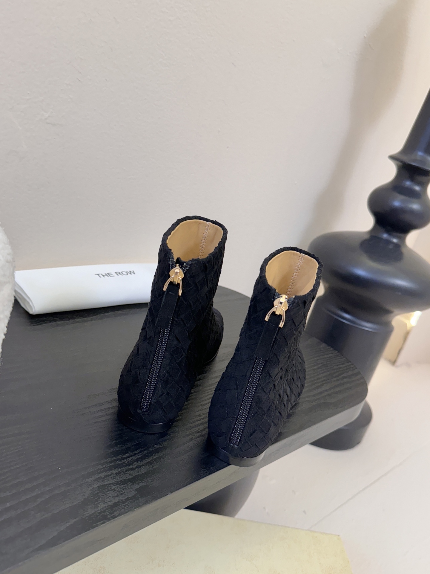 The row 新款短靴小方头鞋头尽显知性 穿搭显瘦长腿神器，不论是搭配连衣裙还是牛仔裙都能轻松驾驭鞋面