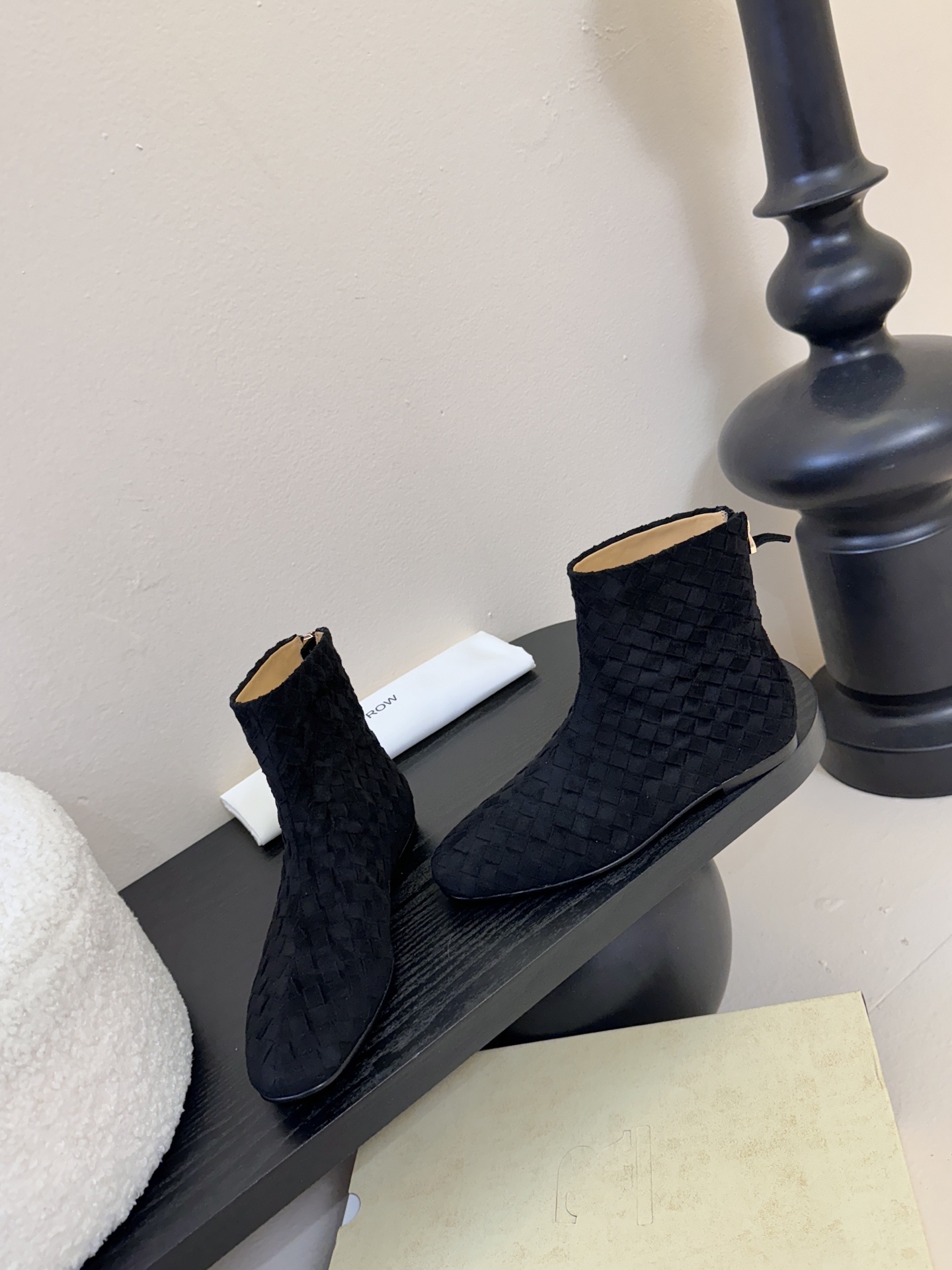 The row 新款短靴小方头鞋头尽显知性 穿搭显瘦长腿神器，不论是搭配连衣裙还是牛仔裙都能轻松驾驭鞋面