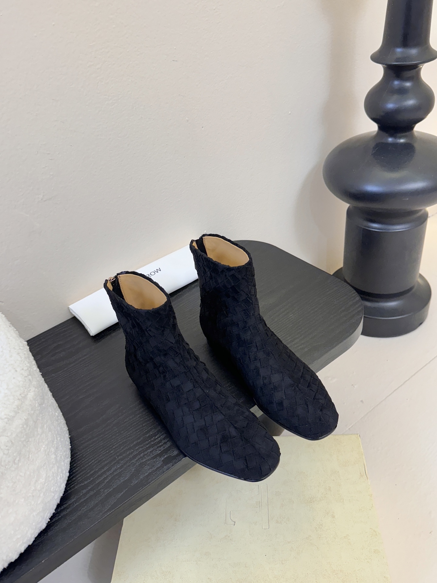 The row 新款短靴小方头鞋头尽显知性 穿搭显瘦长腿神器，不论是搭配连衣裙还是牛仔裙都能轻松驾驭鞋面